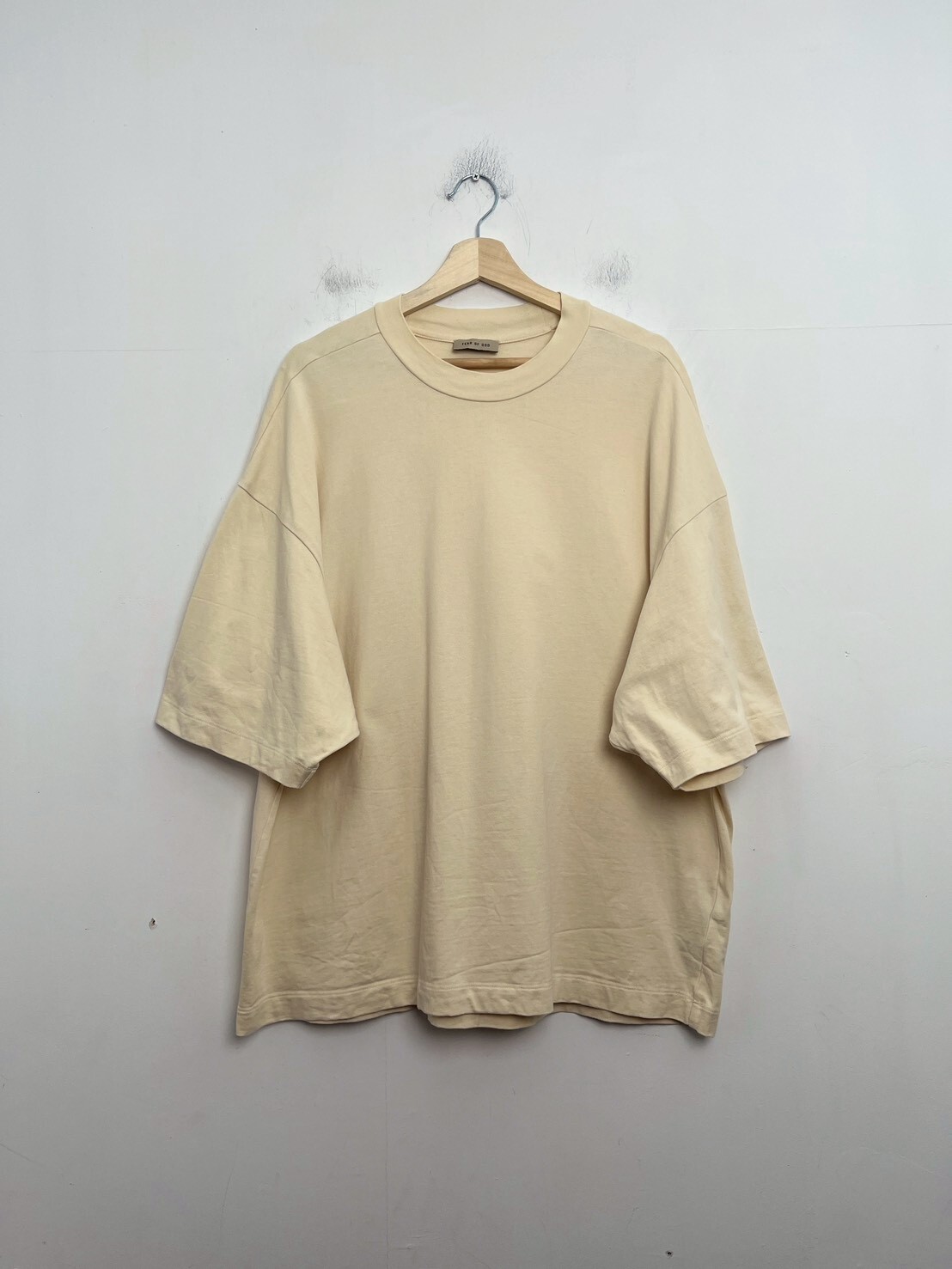 FEAR OF GOD ESSENTIALS RAISED LOGO TEE SIZE M