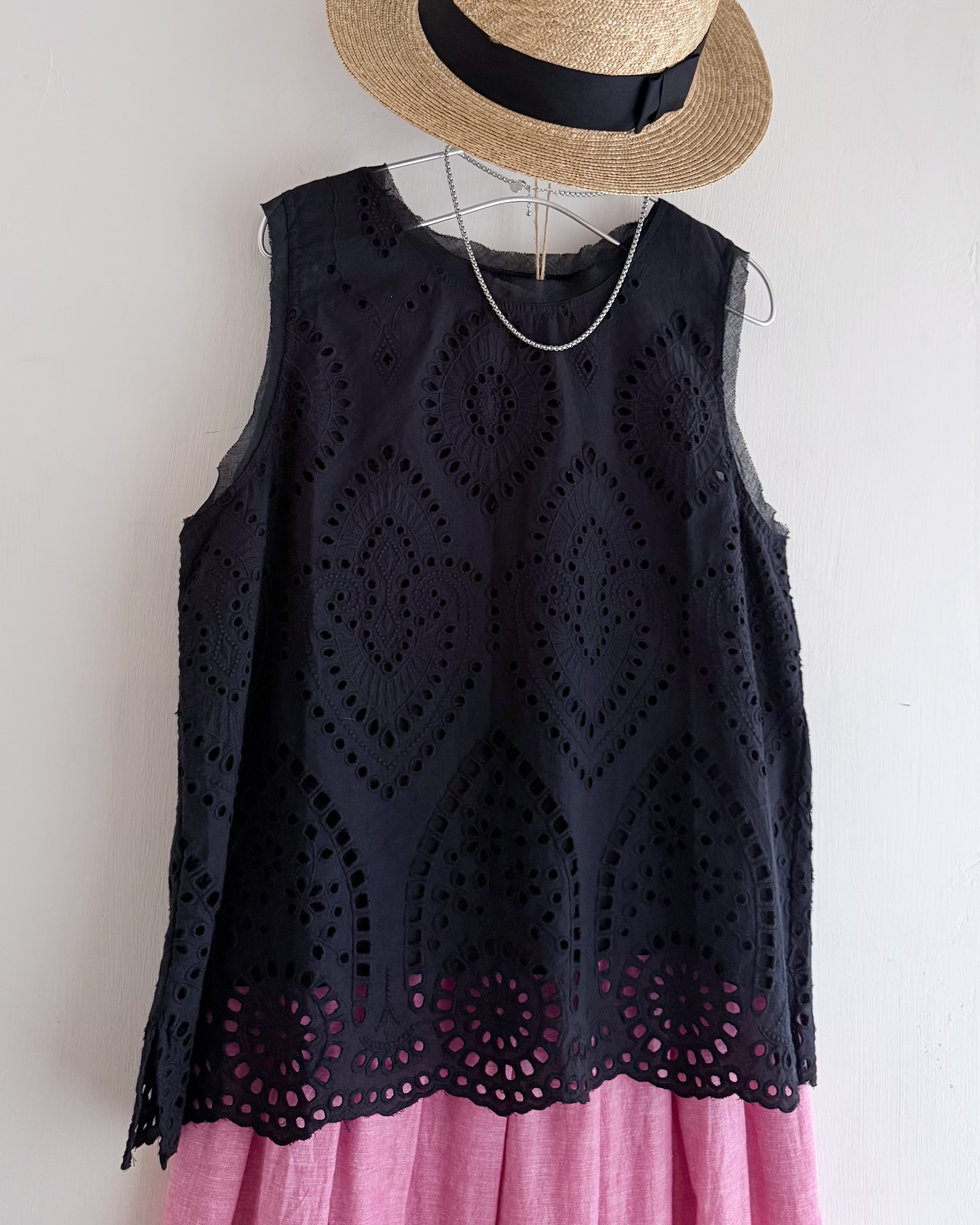 黑色刺繡通花背心