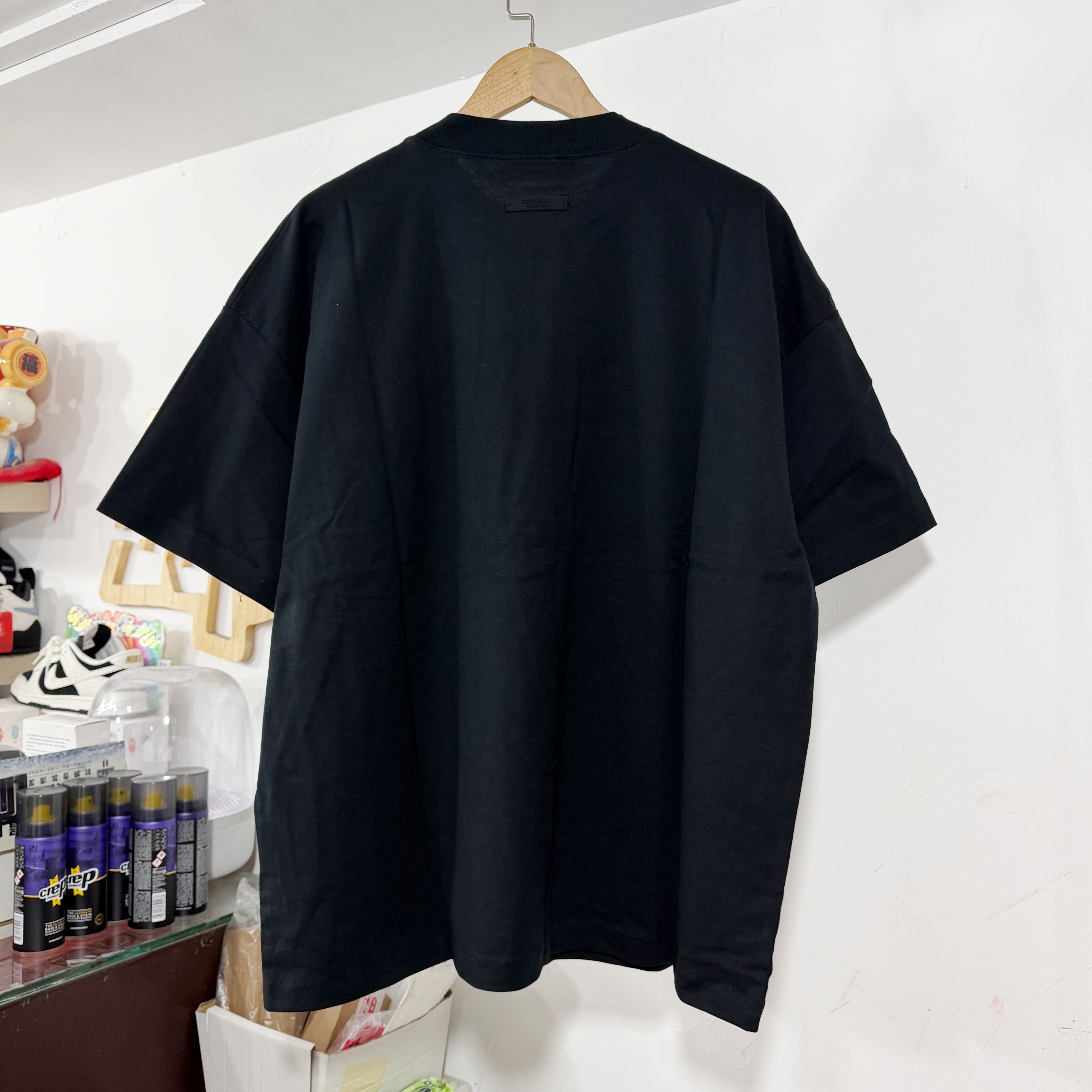 Fear Of God Essentials SS26 Classic Fit Tee Vintage Black 前面LOGO款