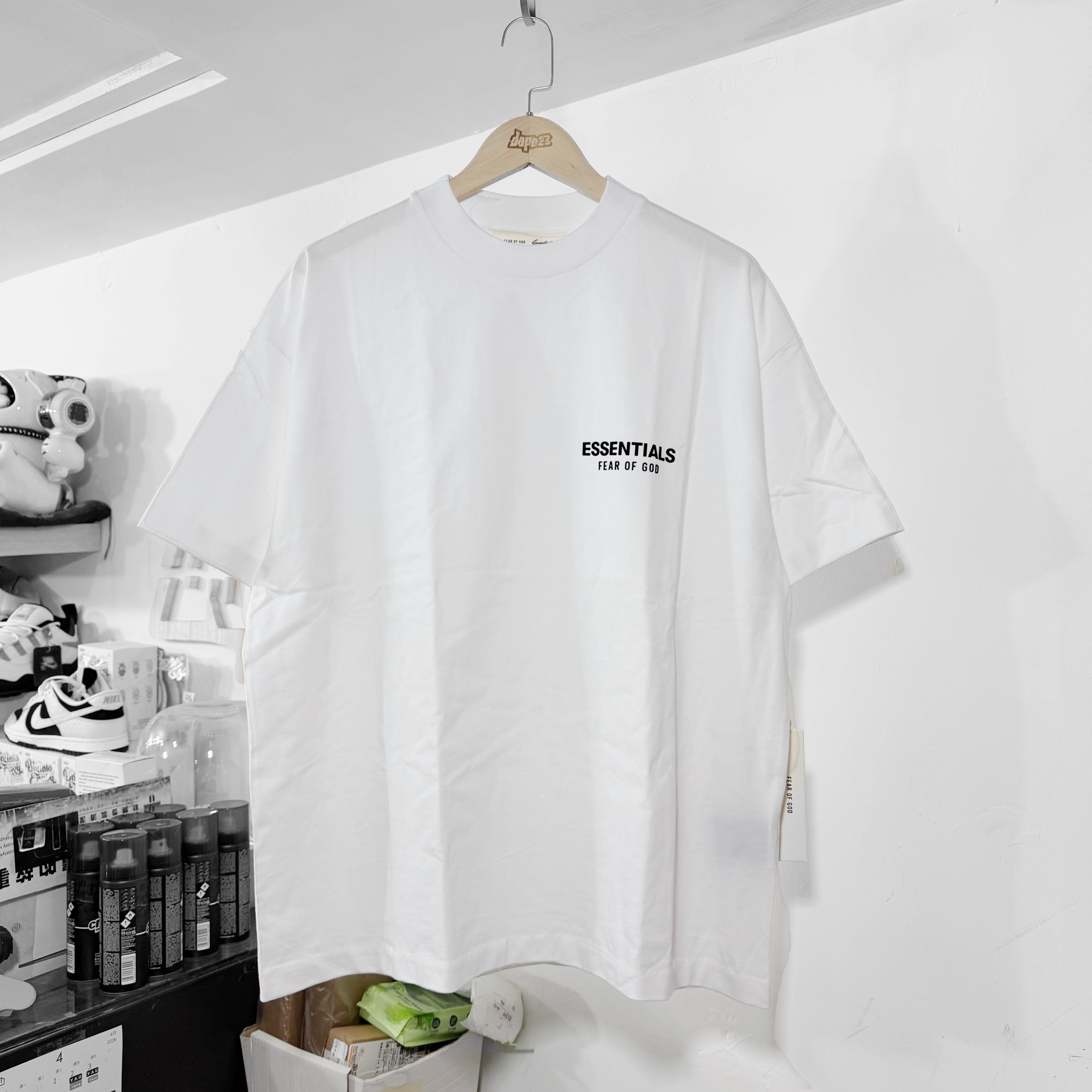 Fear Of God Essentials SS26 Classic Fit Tee Bright White 前面LOGO款