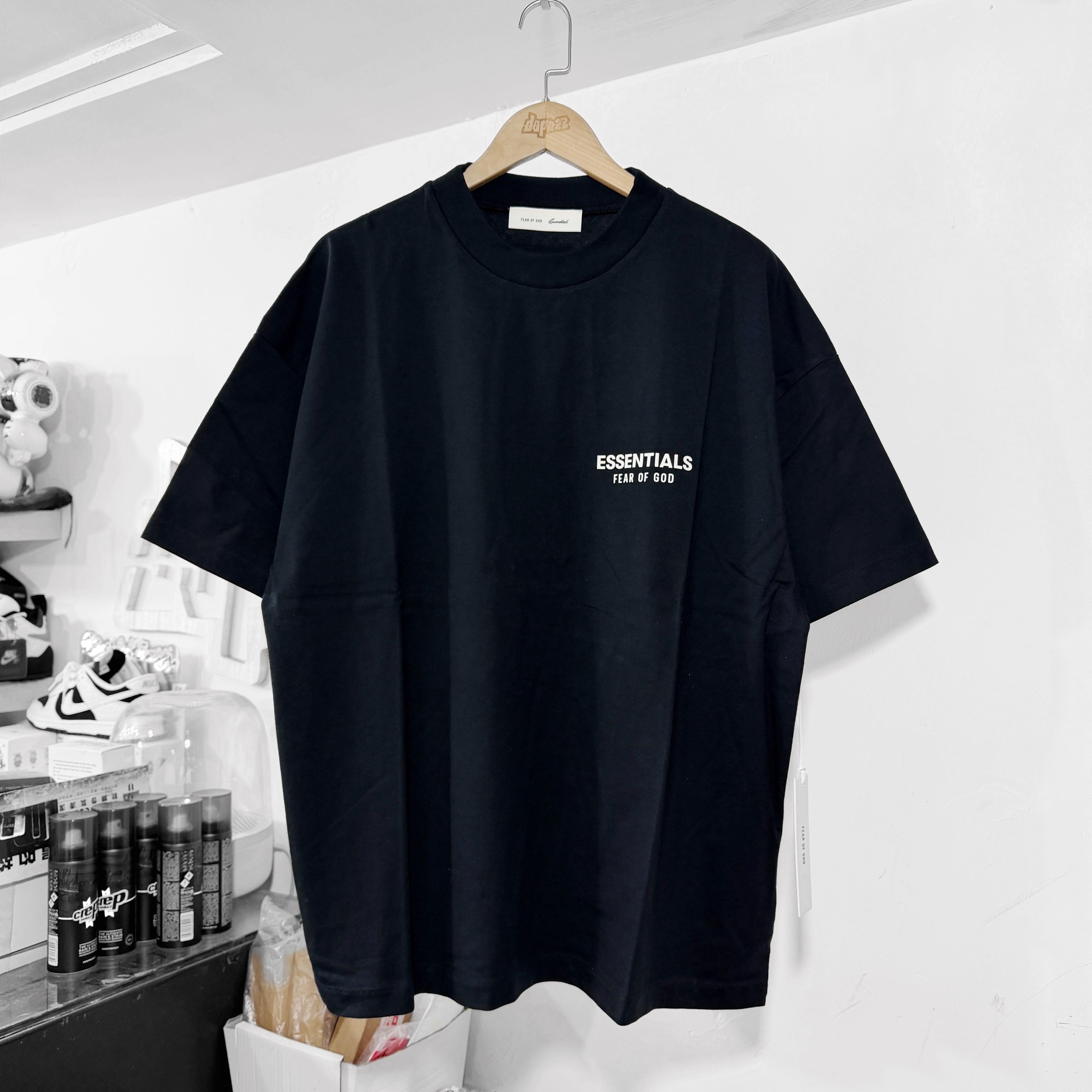 Fear Of God Essentials SS26 Classic Fit Tee Vintage Black 前面LOGO款