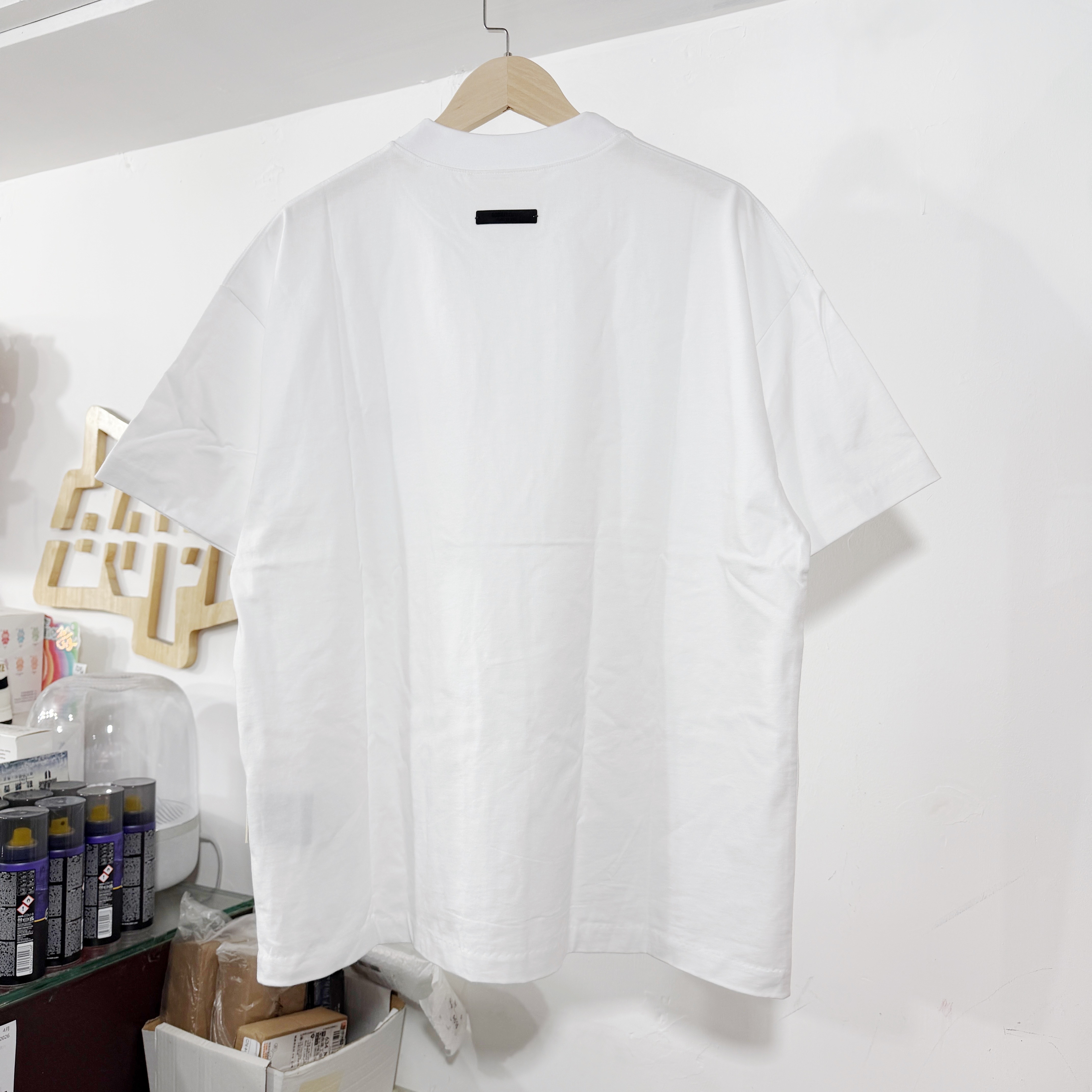 Fear Of God Essentials SS26 Classic Fit Tee Bright White 前面LOGO款