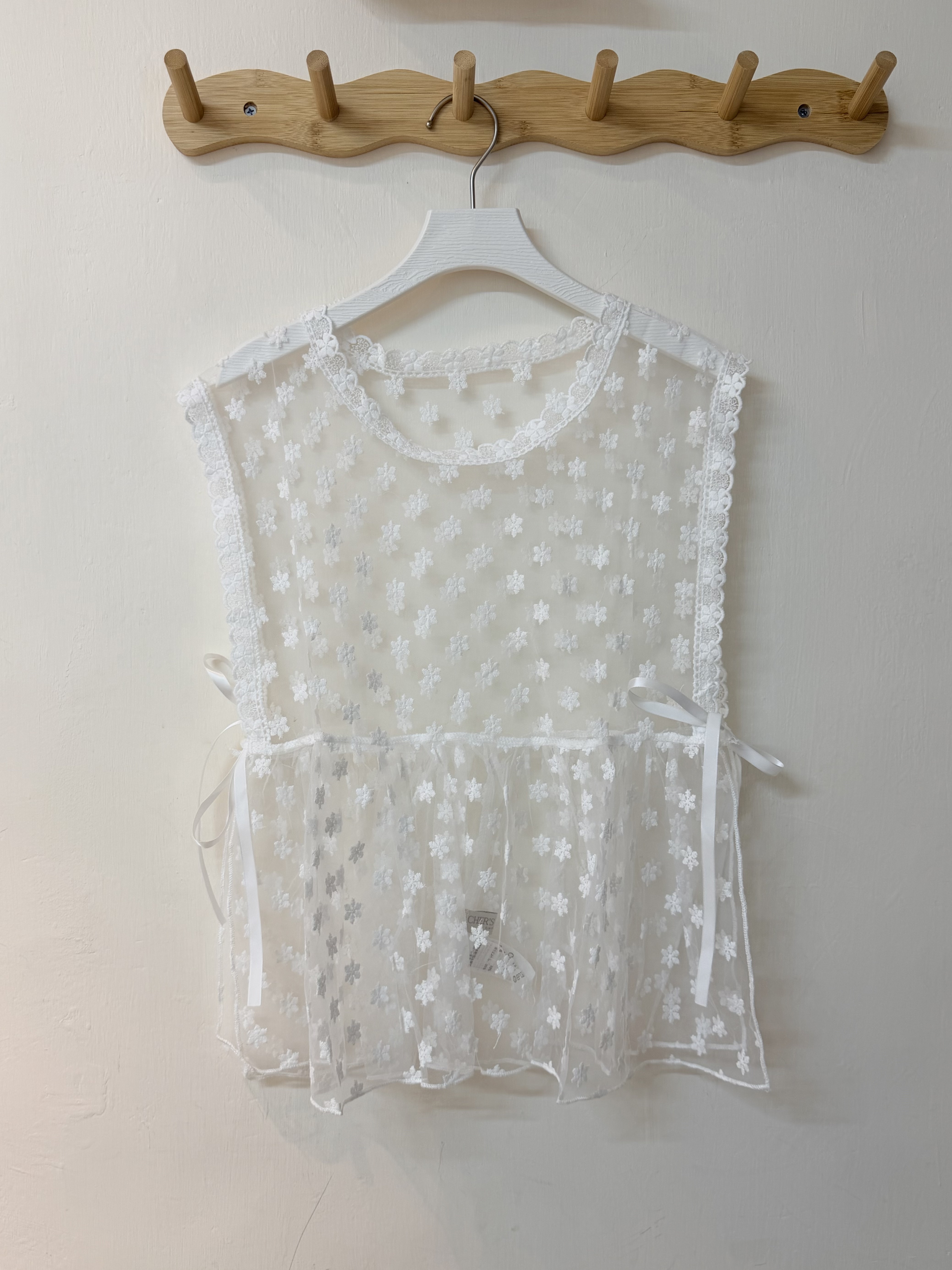 可愛♡ 刺繡六角花圓領透紗短身背心