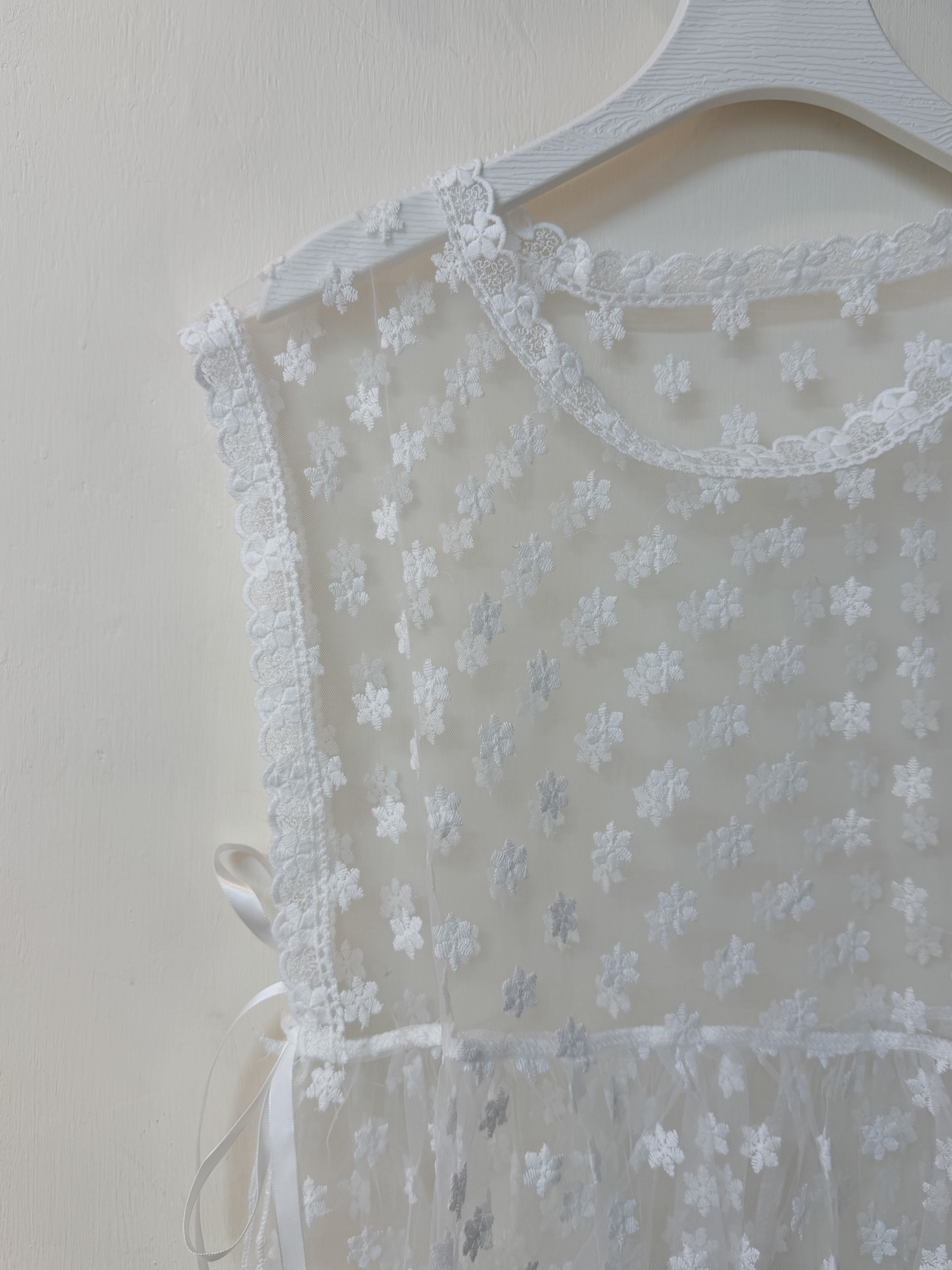 可愛♡ 刺繡六角花圓領透紗短身背心
