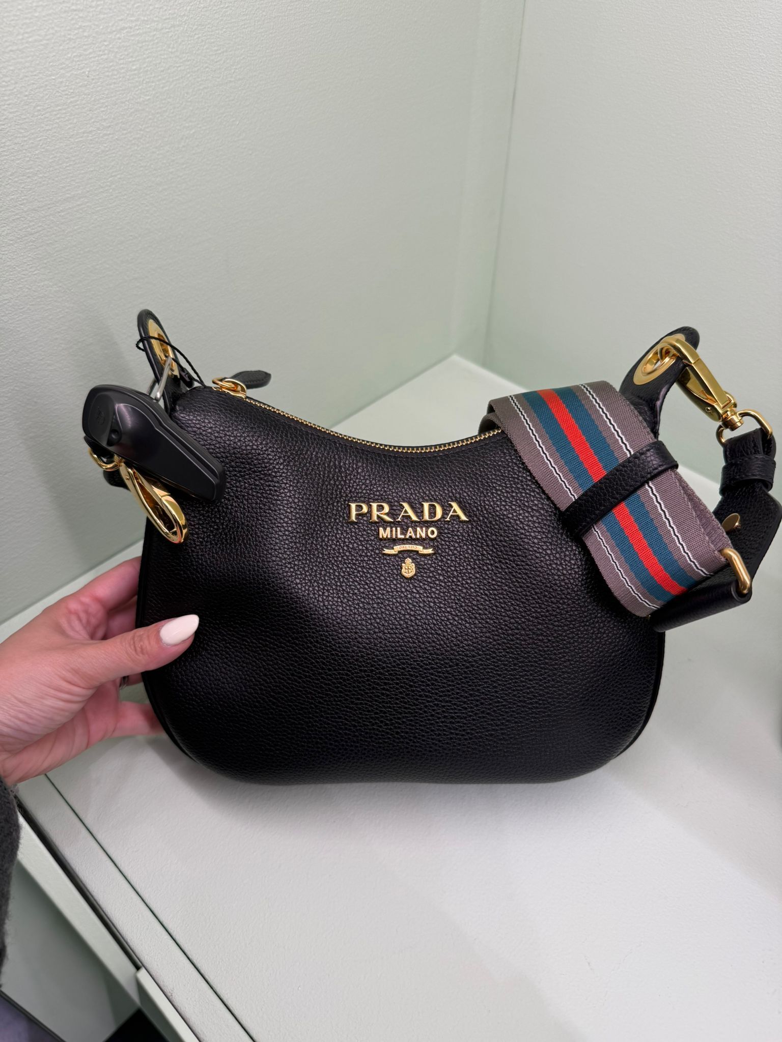 LYS01725 Prada 金扣荔枝紋牛皮餃子包
