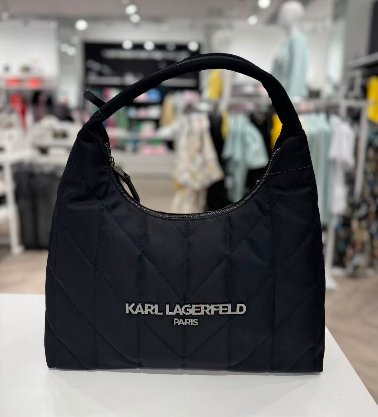 【預購】Karl Lagerfeld Paris H050918  黑色Voyage Hobo 包