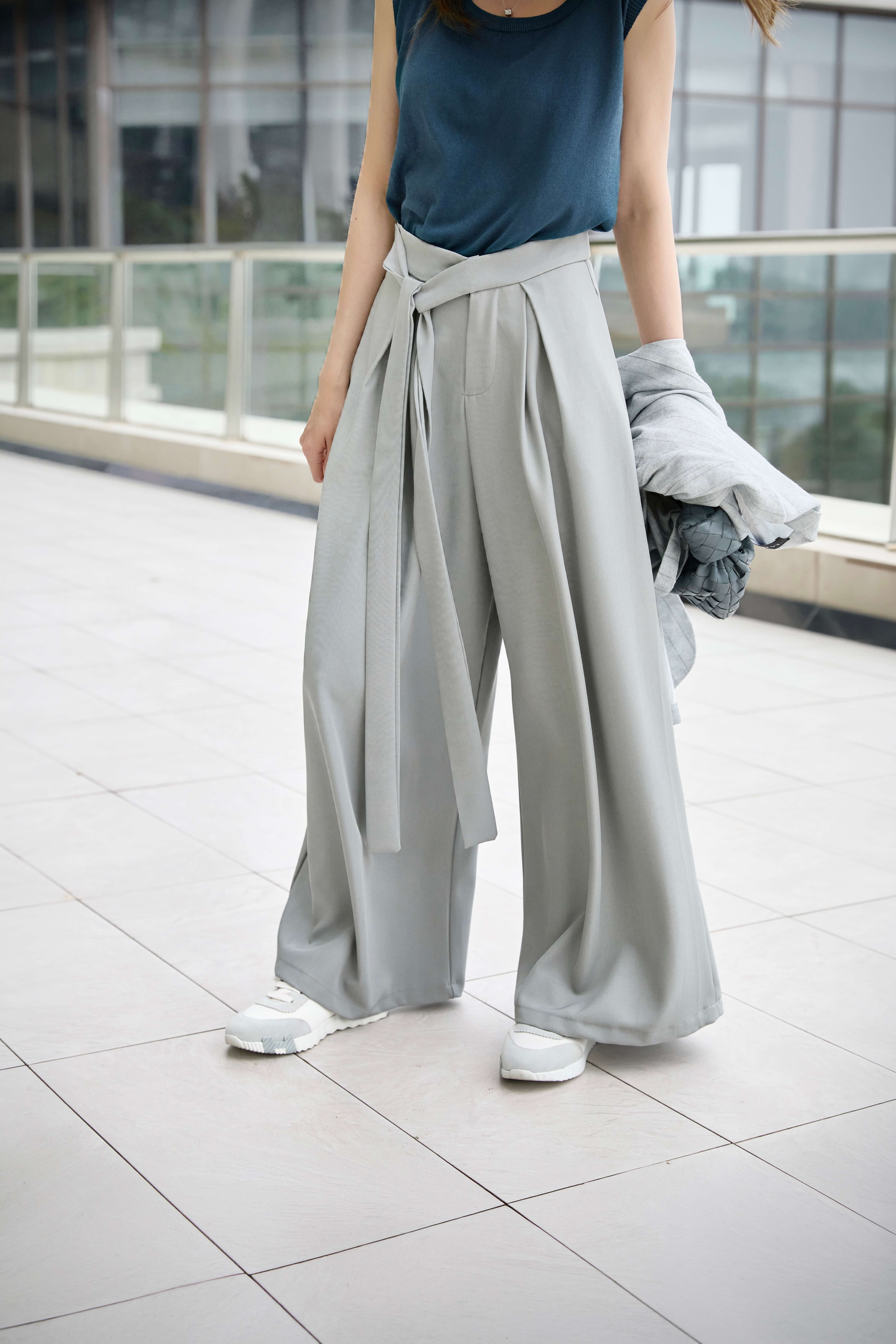 Side Belt Pleated Flare Pants_PT265L09