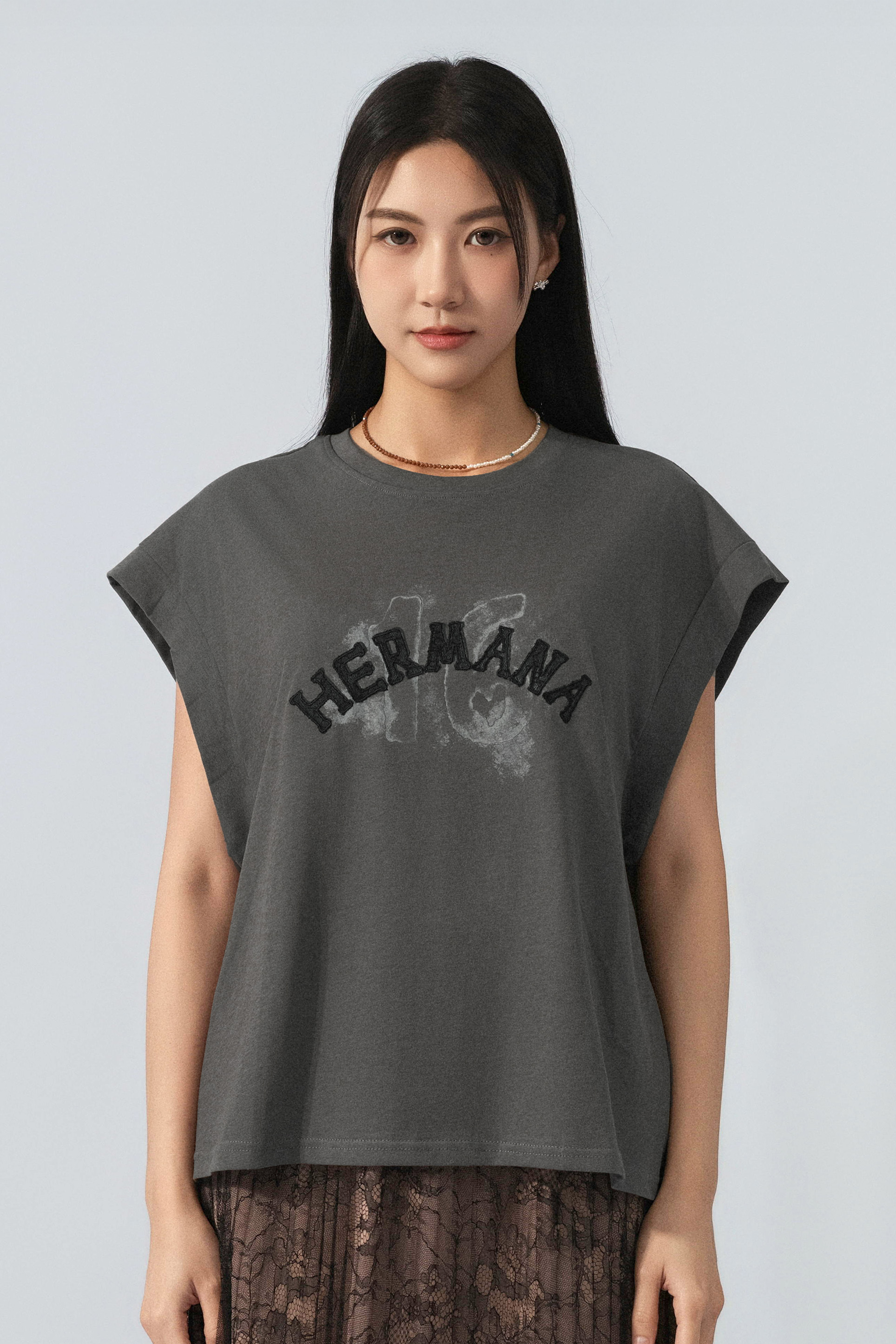 HERMANA蕾絲繡章tee  (預購產品）