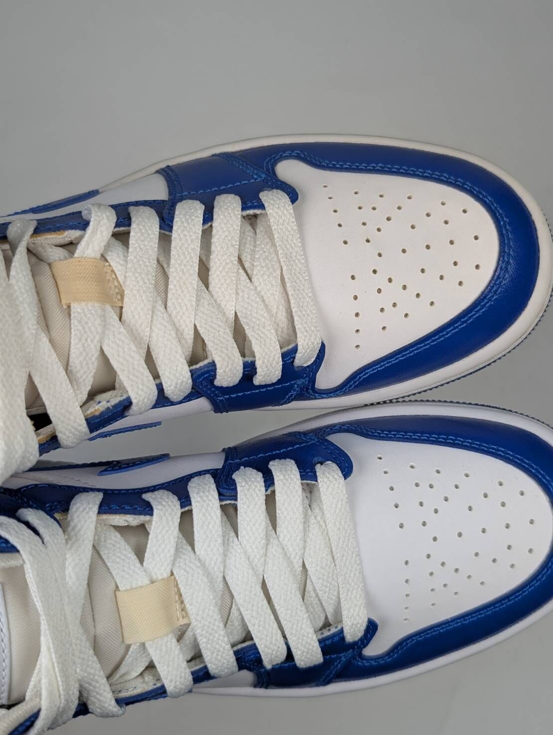 微瑕疵-左右腳中底鞋底鞋帶色差鞋舌環泛黃 BQ6472-104 W6 AIR JORDAN 1 MID WMNS '' KENTUCKY BLUE '' 肯塔基藍 女鞋 男女段