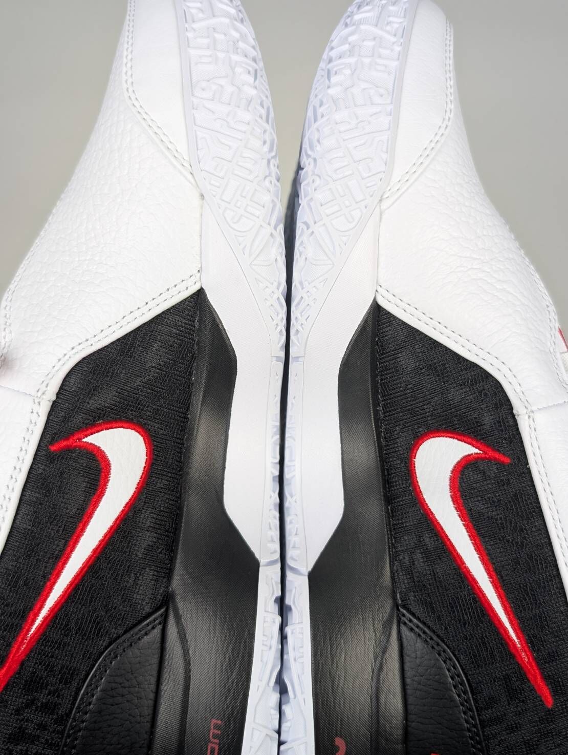 微瑕疵-左右腳鞋面中底鞋底色差鞋口鞋舌泛黃 FJ1567-100 M8.5 NIKE LEBRON NXXT GEN EP " FIRST GAME " 詹皇 籃球鞋 黑白 男鞋