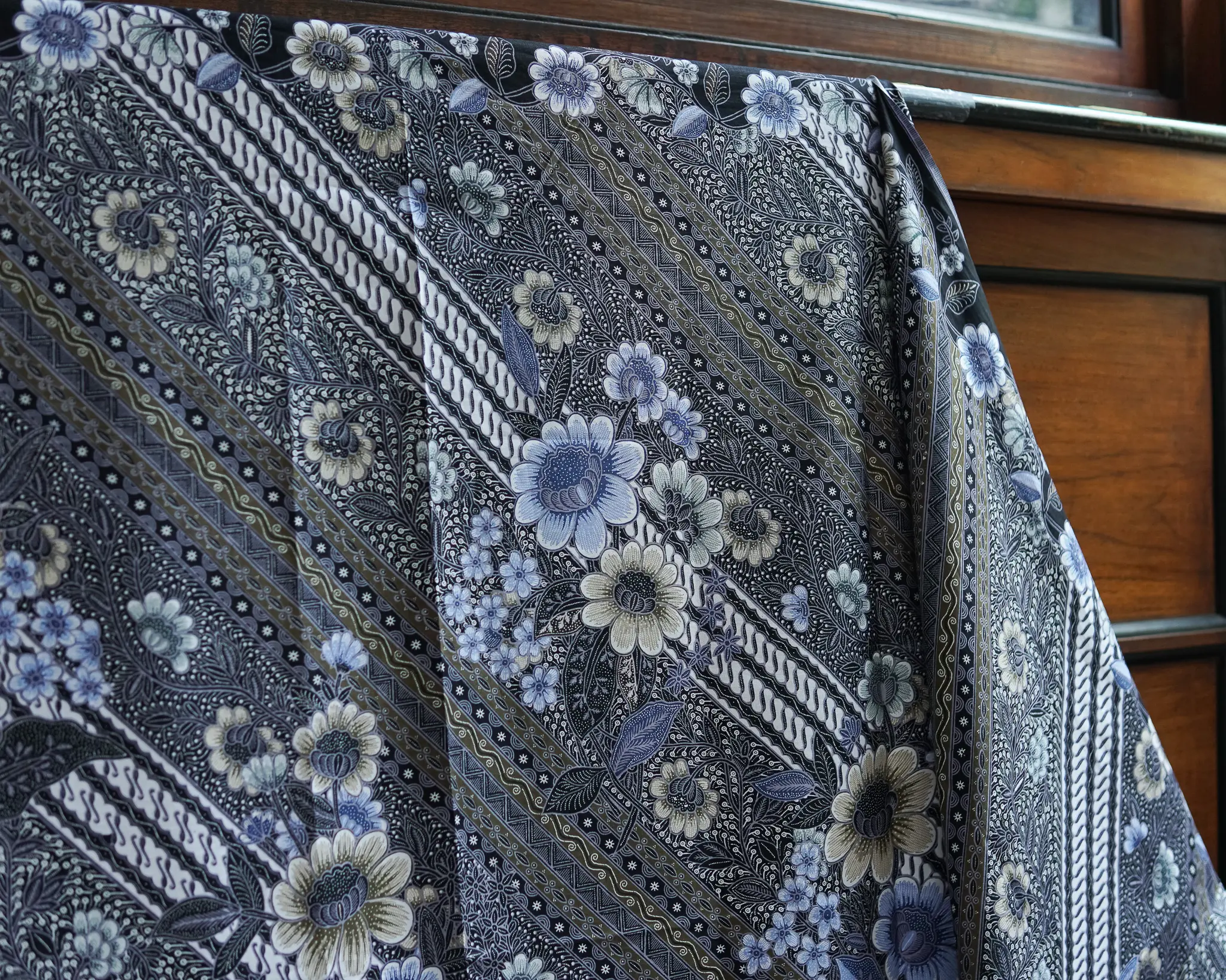 Batik｜New Sarong Batik - A sea of flowers｜Indonesia