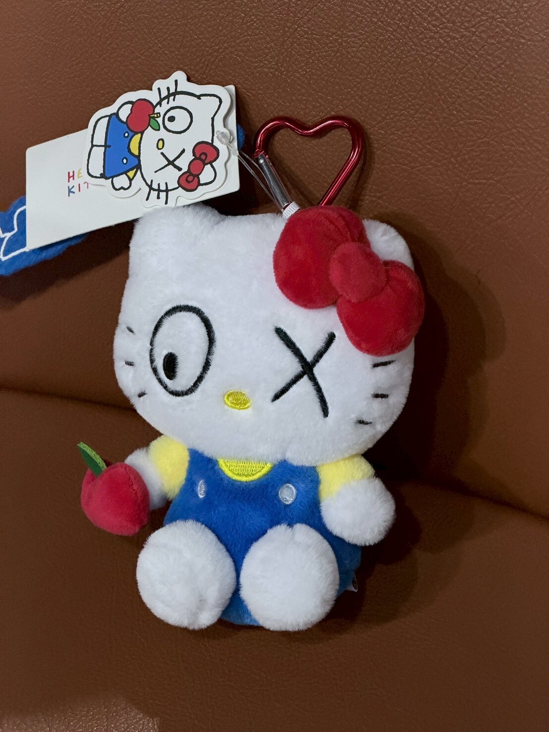 Sanrio/三麗鷗 x AndréSaraiva藝術家聯名 Hello Kitty 塗鴉噴繪款 大隻吊飾 娃娃 毛絨公仔