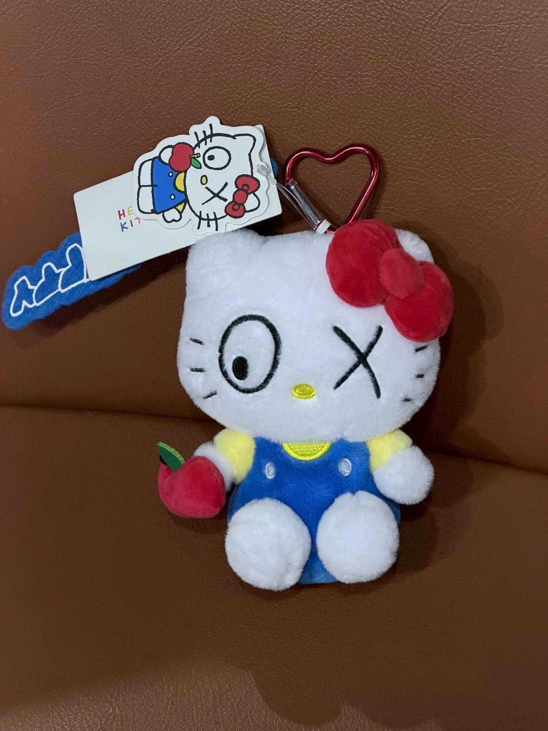 Sanrio/三麗鷗 x AndréSaraiva藝術家聯名 Hello Kitty 塗鴉噴繪款 大隻吊飾 娃娃 毛絨公仔
