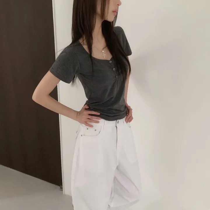 【13.5 截單額外95折優惠！首批優惠價預訂】韓國珍珠鈕扣V領TEE（4色）