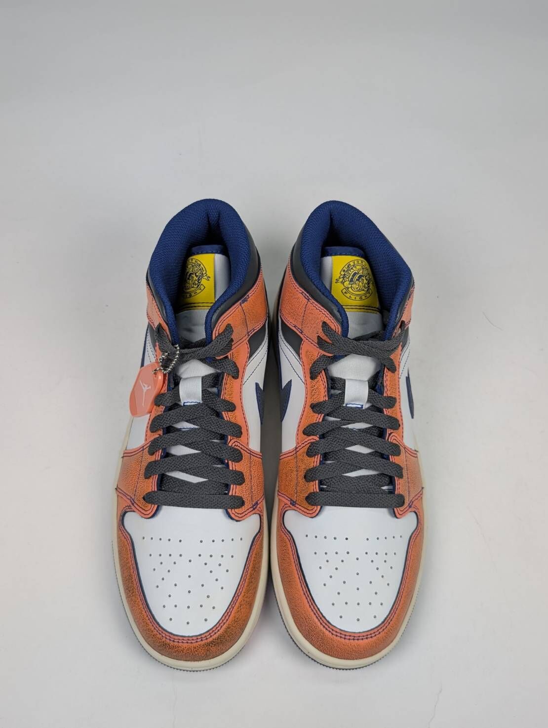 微瑕疵-左腳後跟掉漆 FV3619-106 M9 Onoglish x Air Jordan 1 Mid SE "Flight" 小野比利 聯名款 航班 鏽橙海軍藍 休