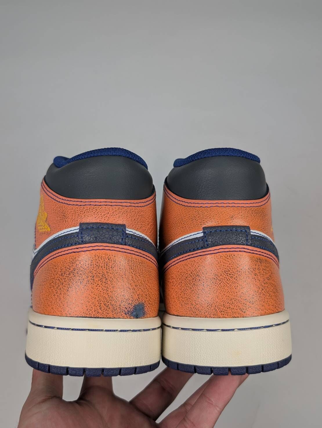 微瑕疵-左腳後跟掉漆 FV3619-106 M9 Onoglish x Air Jordan 1 Mid SE "Flight" 小野比利 聯名款 航班 鏽橙海軍藍 休