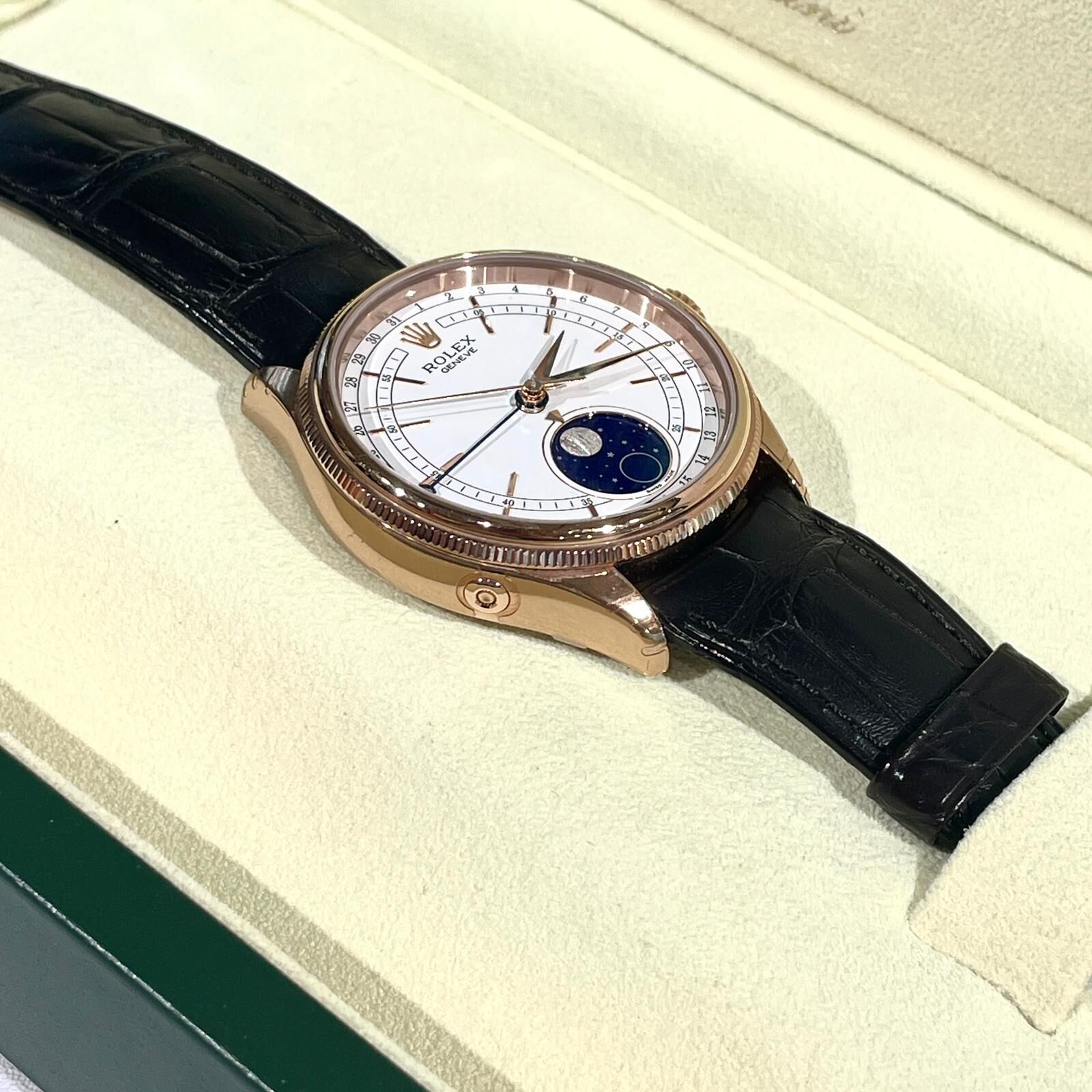 收藏品!!!全新ROLEX CELLINI MOONPHASE 39MM 50535 EVEROSE GOLD 白色錶面鱷魚皮錶帶 #勞力士手錶 #BRAND NEW #香榭站正品