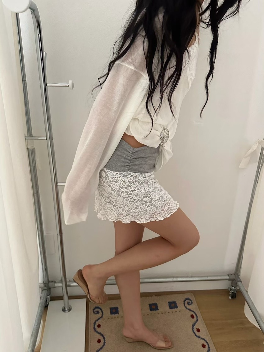 ruched wide waistband lace skort (white/pink)