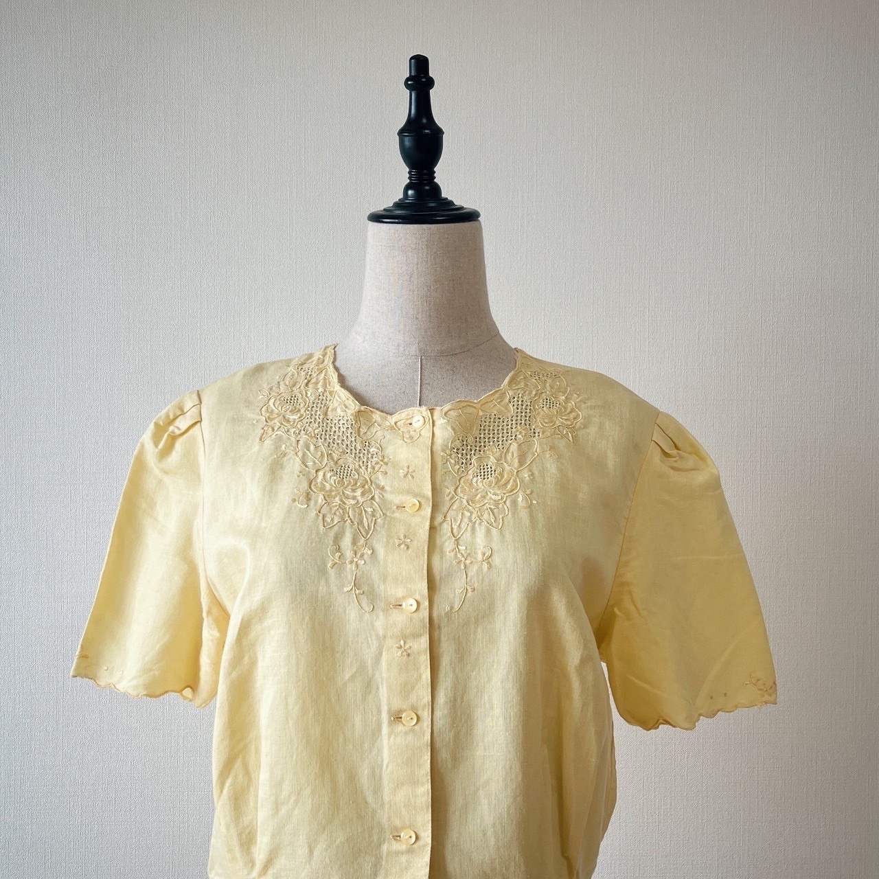 淡黃色刺繡花領短袖古著上衣