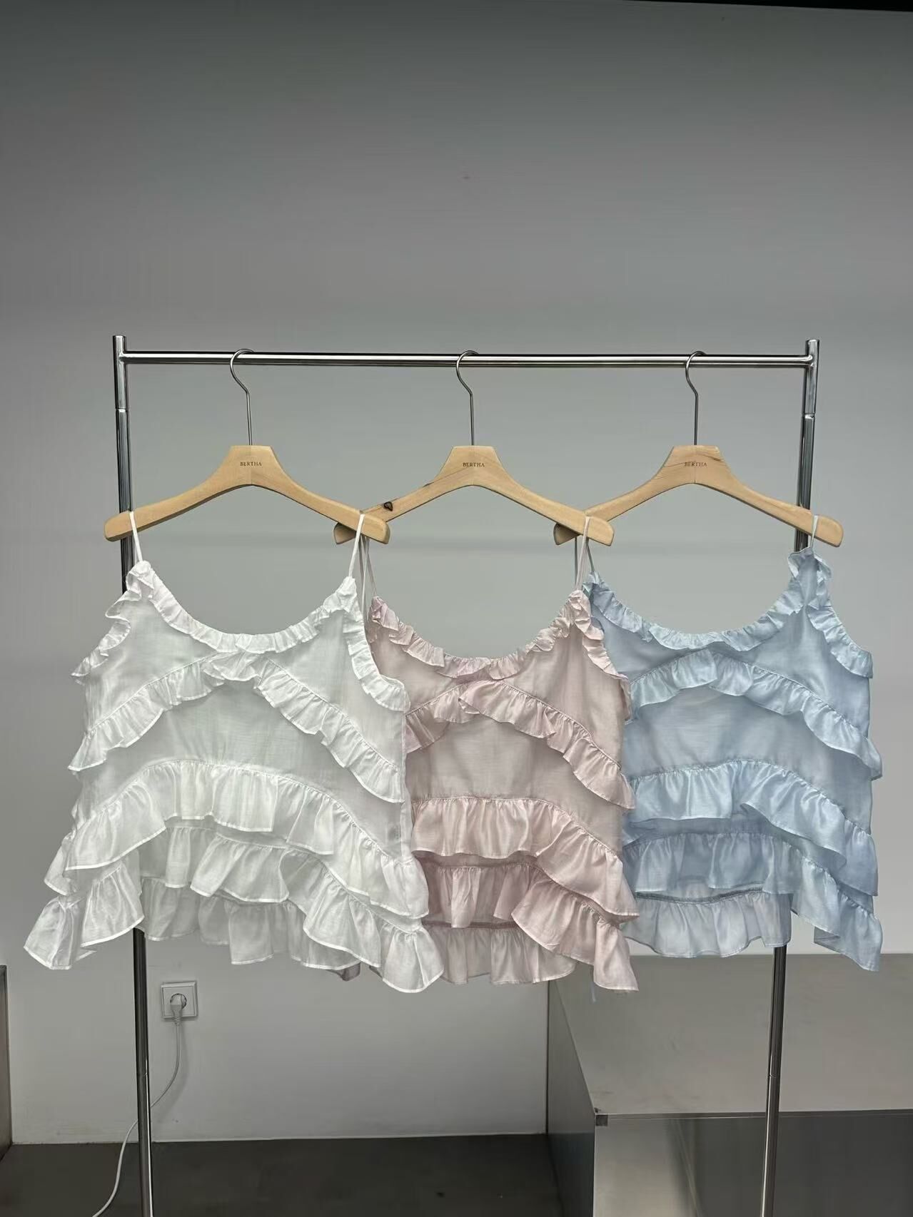 BE2601 mini-frilled Sleeveless