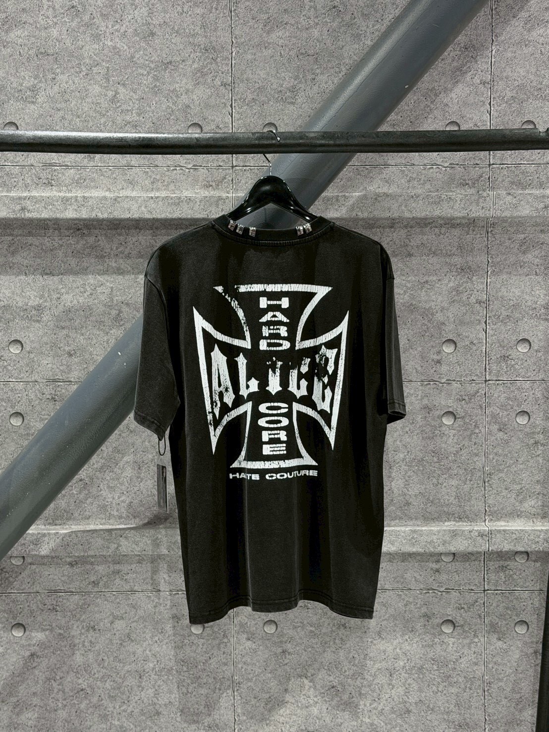 ALICE HOLLYWOOD別注款 店舖限定 Tee 金屬五金 斑駁Logo黑短袖
