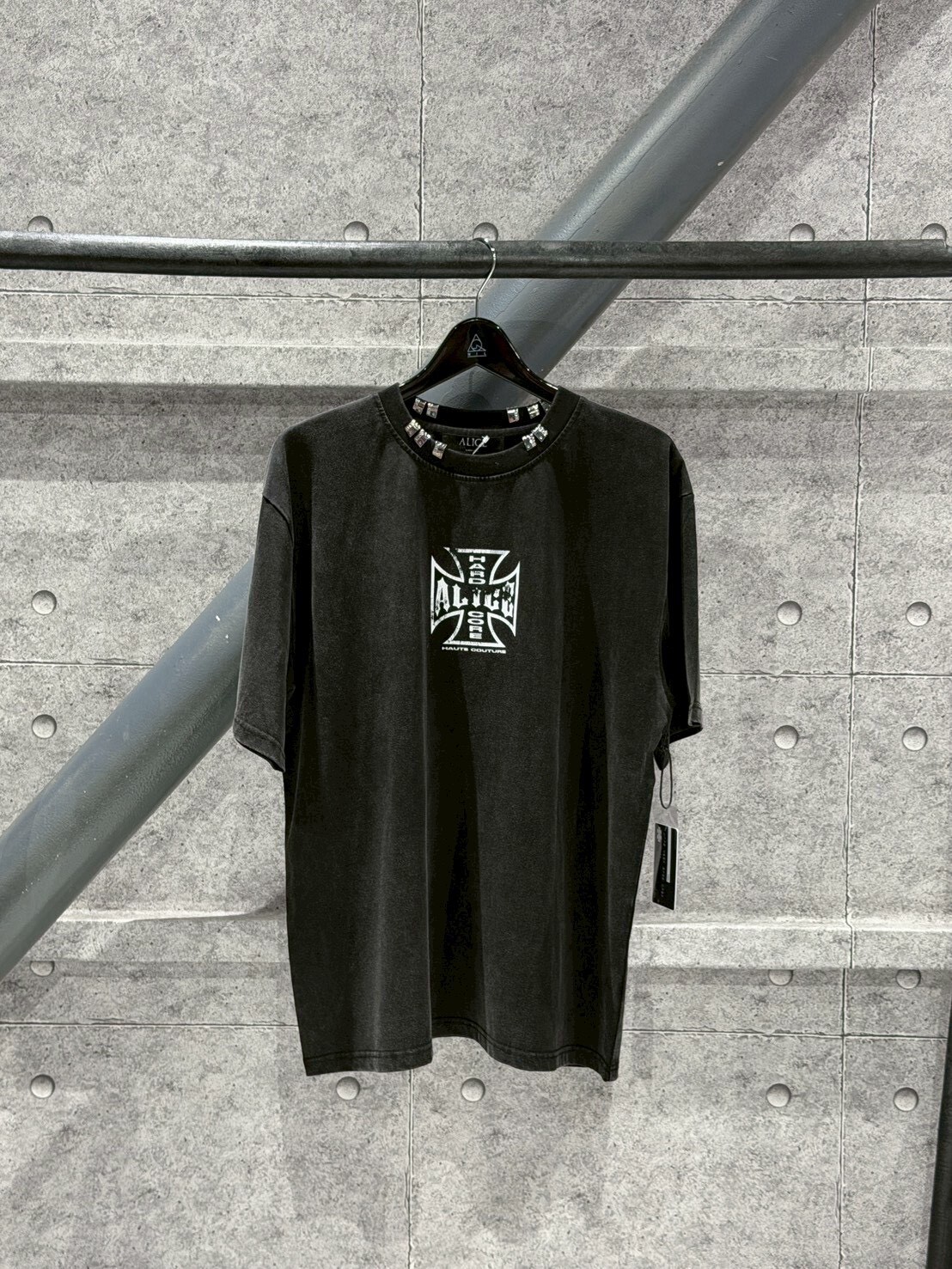 ALICE HOLLYWOOD別注款 店舖限定 Tee 金屬五金 斑駁Logo黑短袖