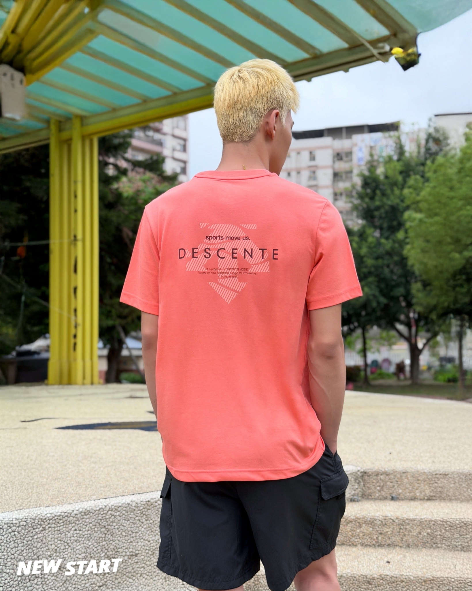 Descente 迪桑特 背後斜線箭頭 短袖上衣 短T