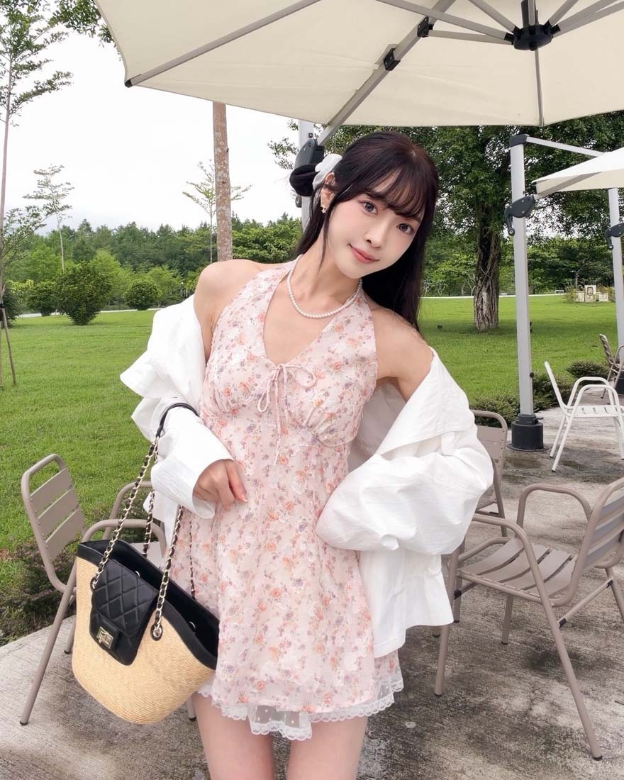 LINA LINA漂亮春日碎花光影蝴蝶結繞脖上衣-柔美橘