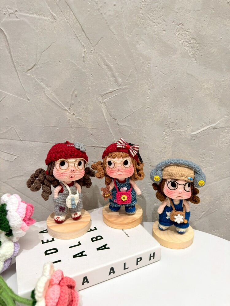 預購003-戴帽子捲捲髮吊帶褲醜娃吊飾『約12-13cm』『預購時間45-90天』