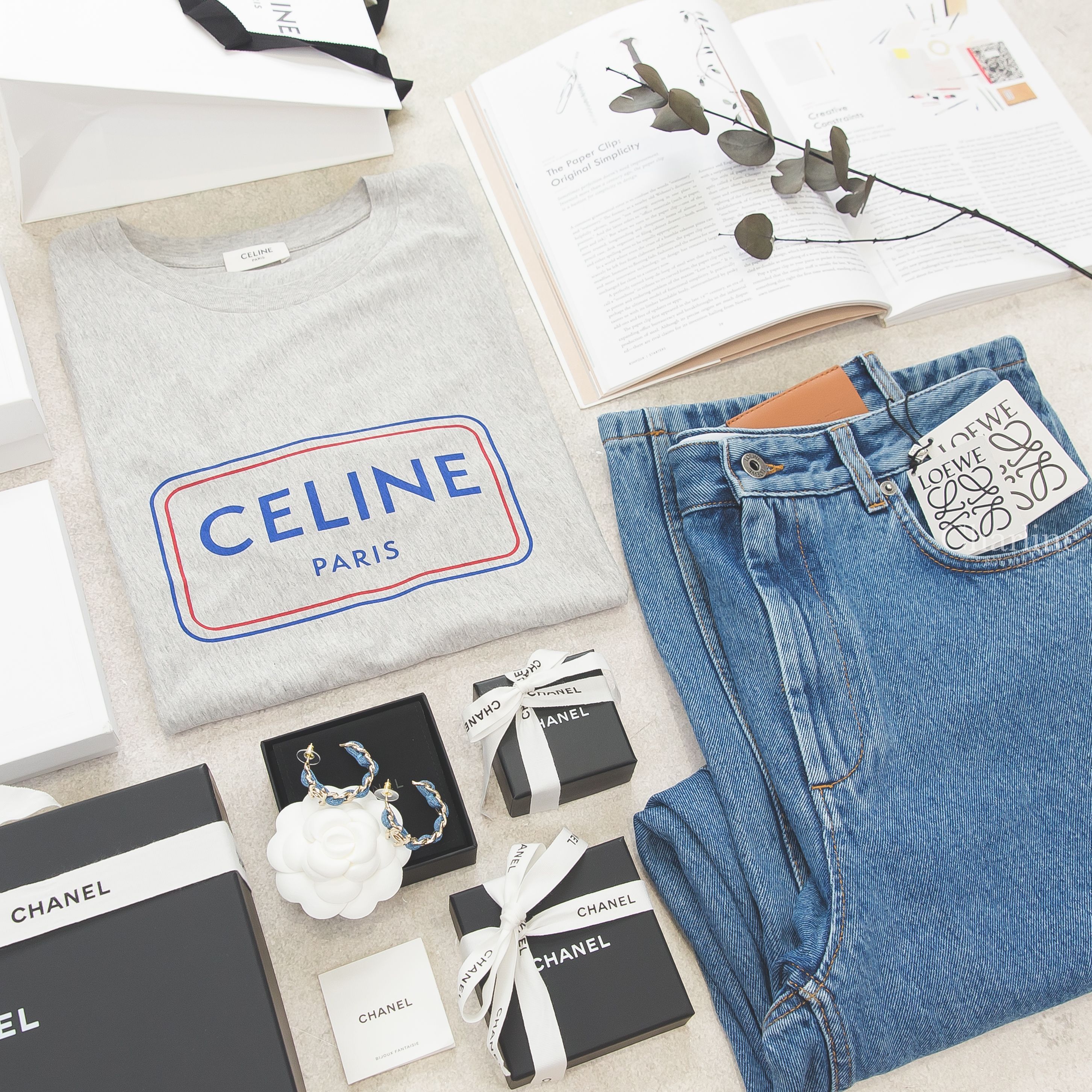 Celine Loose T-shirt In Cotton Jersey 灰底藍紅線條方框藍色字母 Logo 短袖棉T,Chanel Hoop Earrings 丹寧藍金色CC牛仔布穿鍊圓圈耳環-Charline Boutique 精品代購