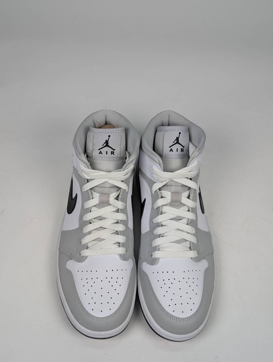 微瑕疵-左右腳鞋面色差鞋底髒汙右腳前頭破皮 BQ6472-015 W12 Air Jordan 1 Mid '' Light Smoke Grey '' 煙灰 小Dior 女鞋 男女段