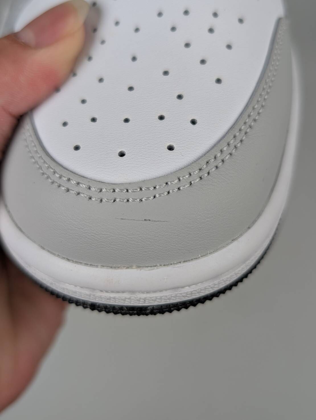 微瑕疵-左右腳鞋面色差鞋底髒汙右腳前頭破皮 BQ6472-015 W12 Air Jordan 1 Mid '' Light Smoke Grey '' 煙灰 小Dior 女鞋 男女段