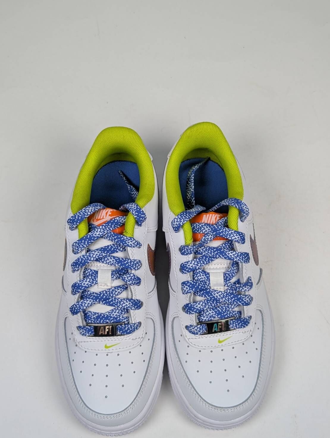 微瑕疵-左右腳中底鞋底色差 DQ7767-100 3.5Y Nike Air Force 1 LV8 (GS) 變色勾勾 特殊鞋帶 女款