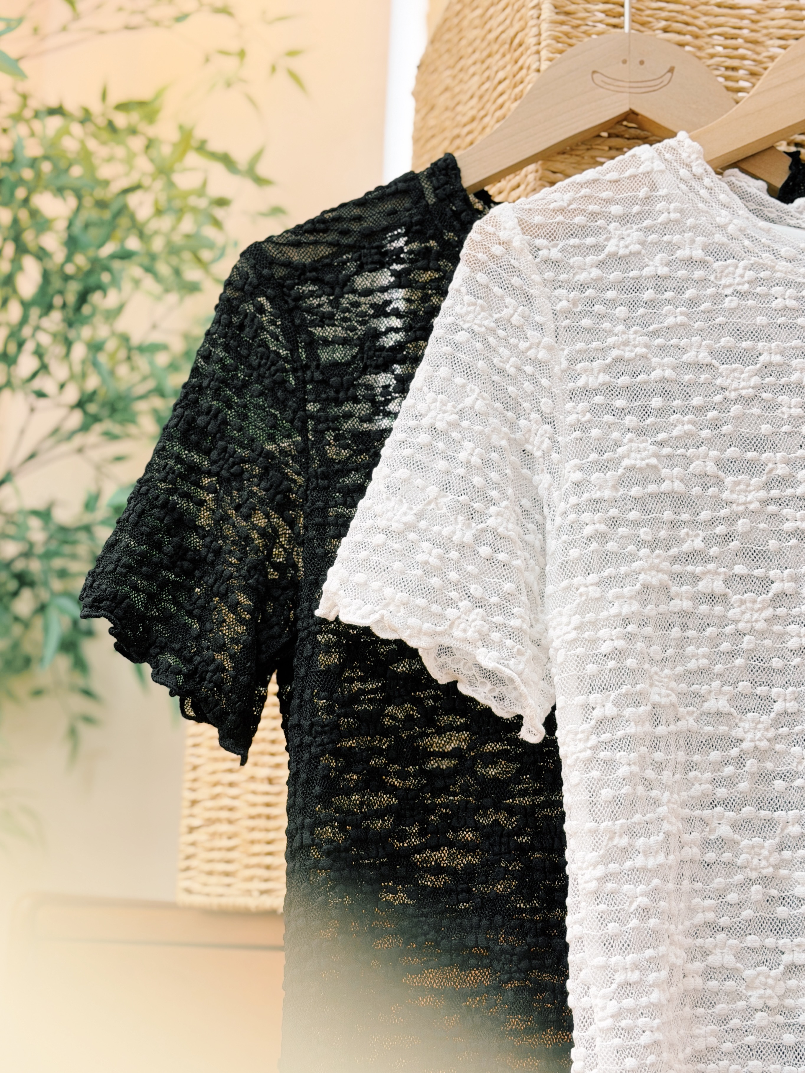 兩色 / 彈力透膚小花短袖上衣 / Elastic Floral Guipure Sheer Top