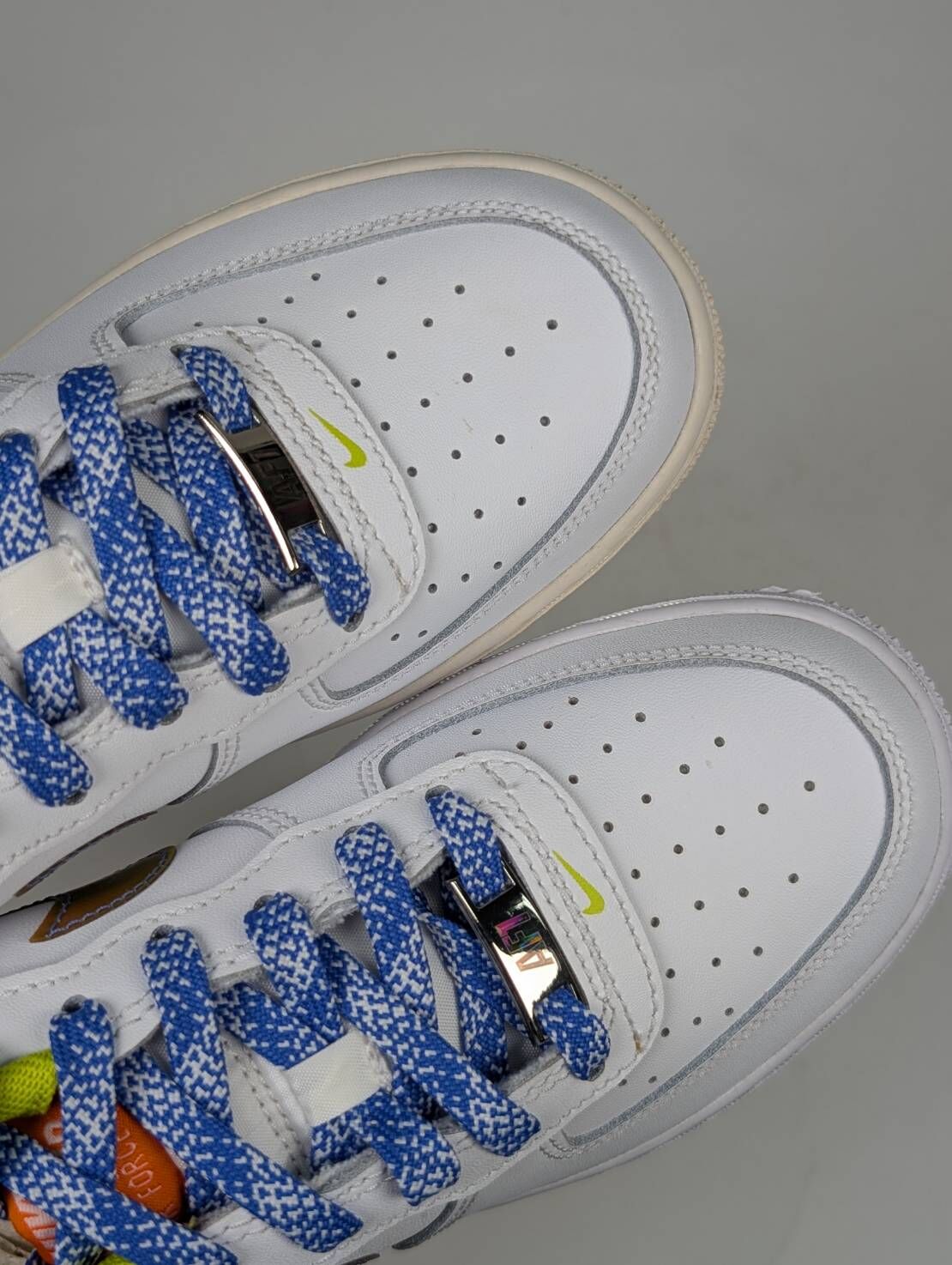 微瑕疵-左右腳中底鞋底鞋面色差 DQ7767-100 4.5Y Nike Air Force 1 LV8 (GS) 變色勾勾 特殊鞋帶 女款