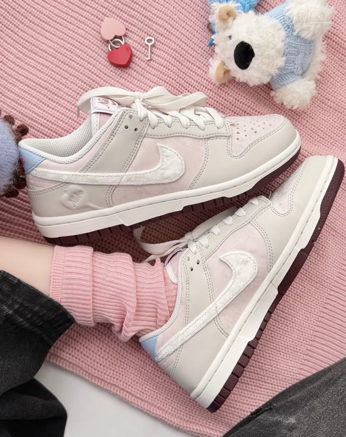 [售出無退換] 女鞋 NIKE DUNK LOW 'Valentine's Day' 粉色 情人節 天鵝絨 愛心 休閒鞋【IQ1145-610】VDAY
