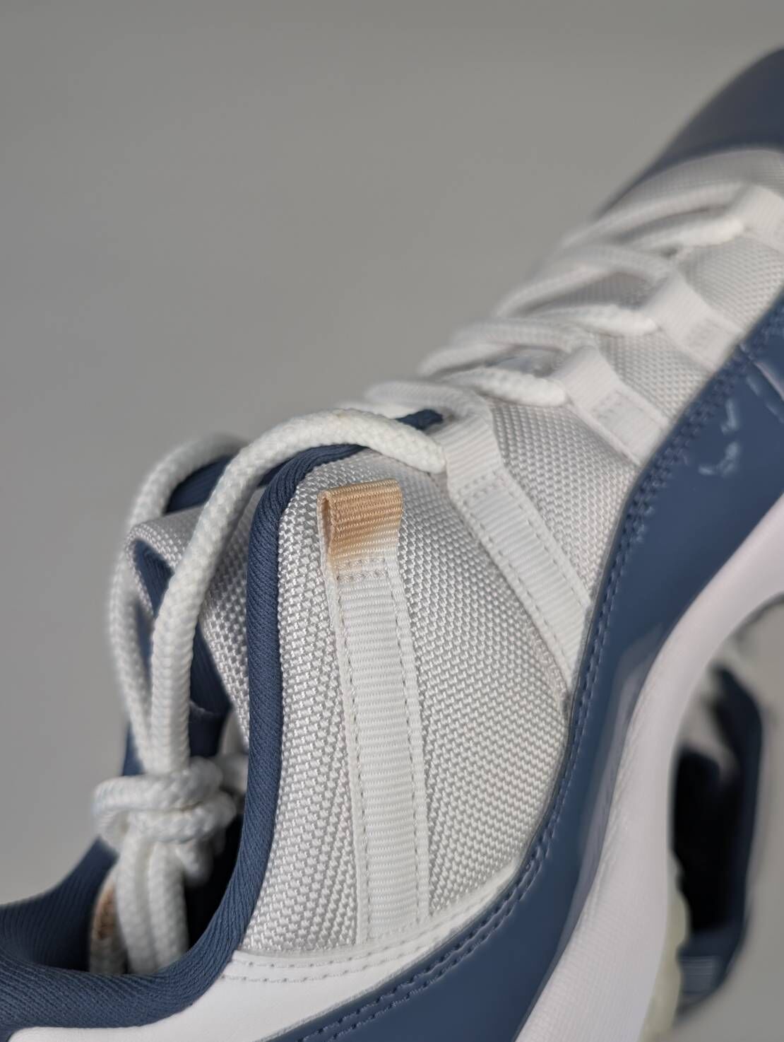 微瑕疵-左腳鞋帶孔嚴重染色 FV5104-104 M11 Air Jordan 11 Low "Diffused Blue" 擴散藍 男鞋