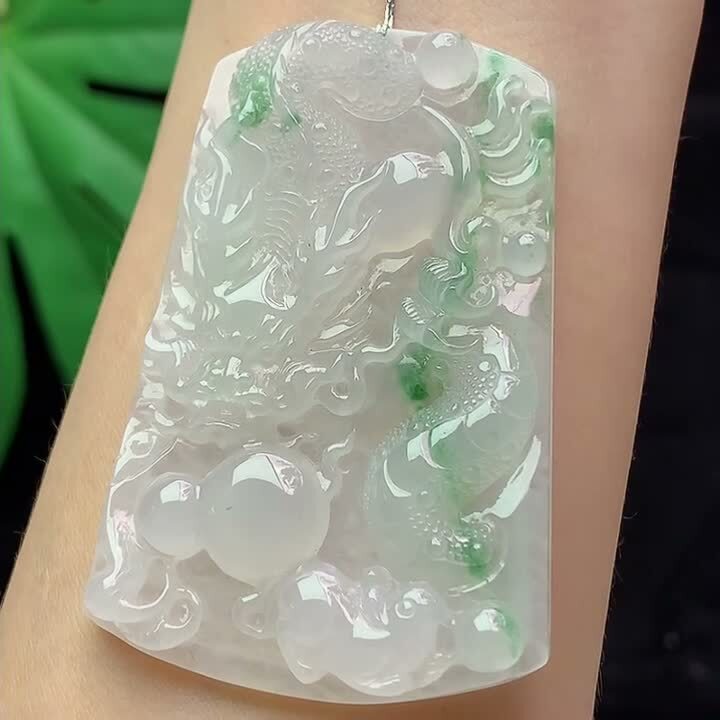 429338 翡翠冰種飄綠龍牌