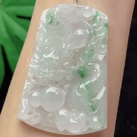 429338 翡翠冰種飄綠龍牌
