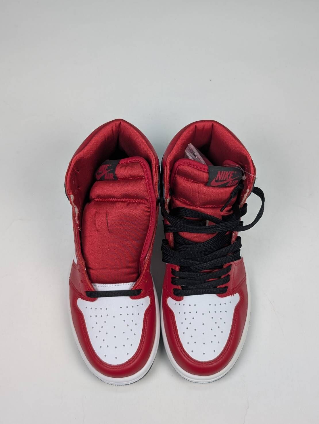 微瑕疵-左右腳中底鞋底鞋面色差結晶體 CD0461-601 W7 WMNS Air Jordan 1 High OG ‘Satin Red’