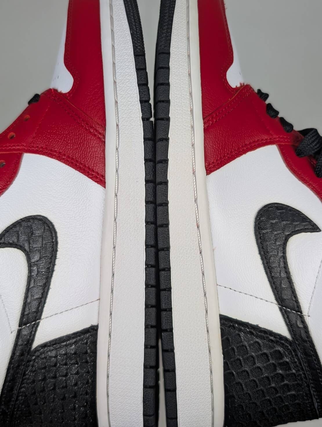 微瑕疵-左右腳中底鞋底鞋面色差結晶體 CD0461-601 W7 WMNS Air Jordan 1 High OG ‘Satin Red’