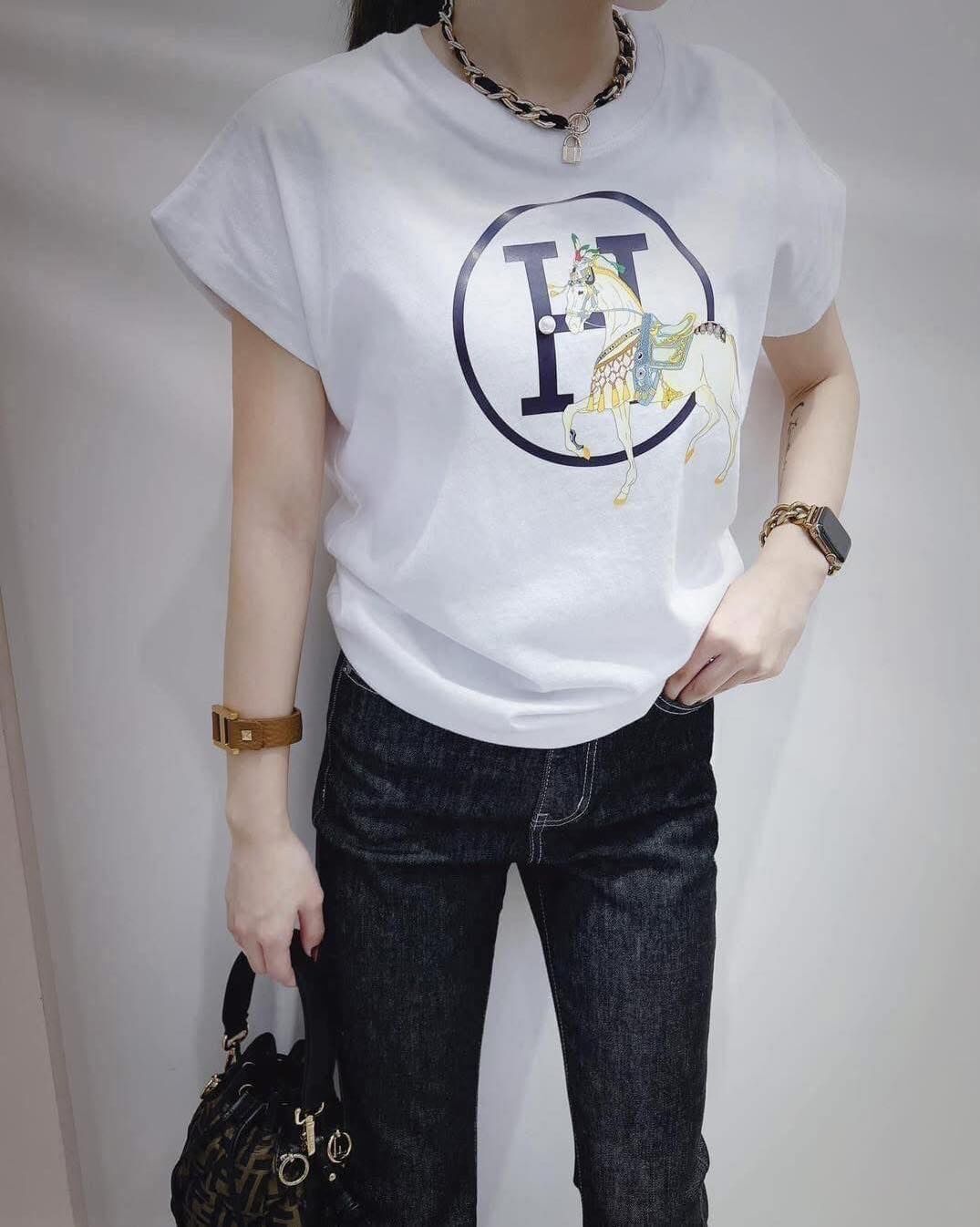 【顯瘦修身的新版馬兒字母棉tee】（現貨）