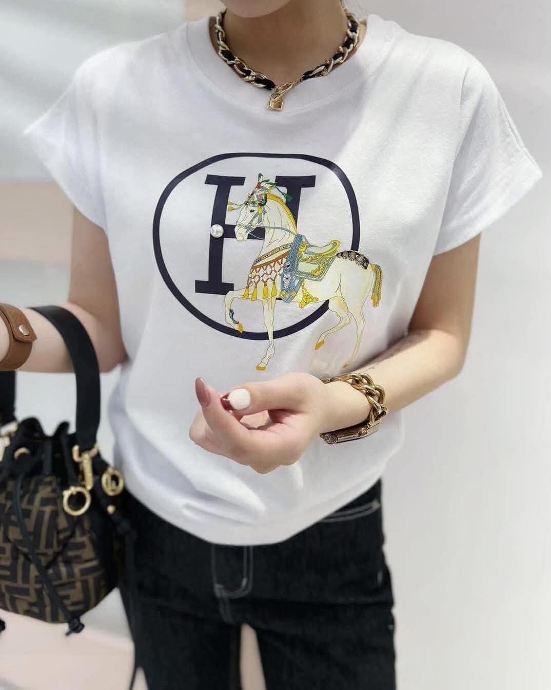 【顯瘦修身的新版馬兒字母棉tee】（現貨）