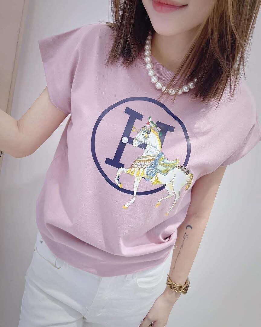 【顯瘦修身的新版馬兒字母棉tee】（現貨）