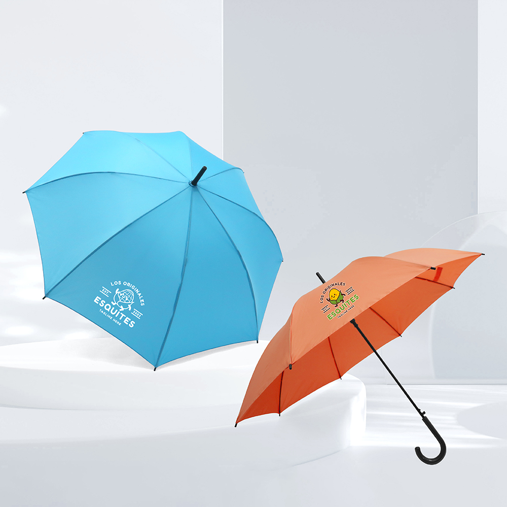 客製化雨傘展示,包含印有白色LOGO的淺藍色雨傘以及印有彩色圖標的橘色彎把長傘,放置於簡約幾何展台上。