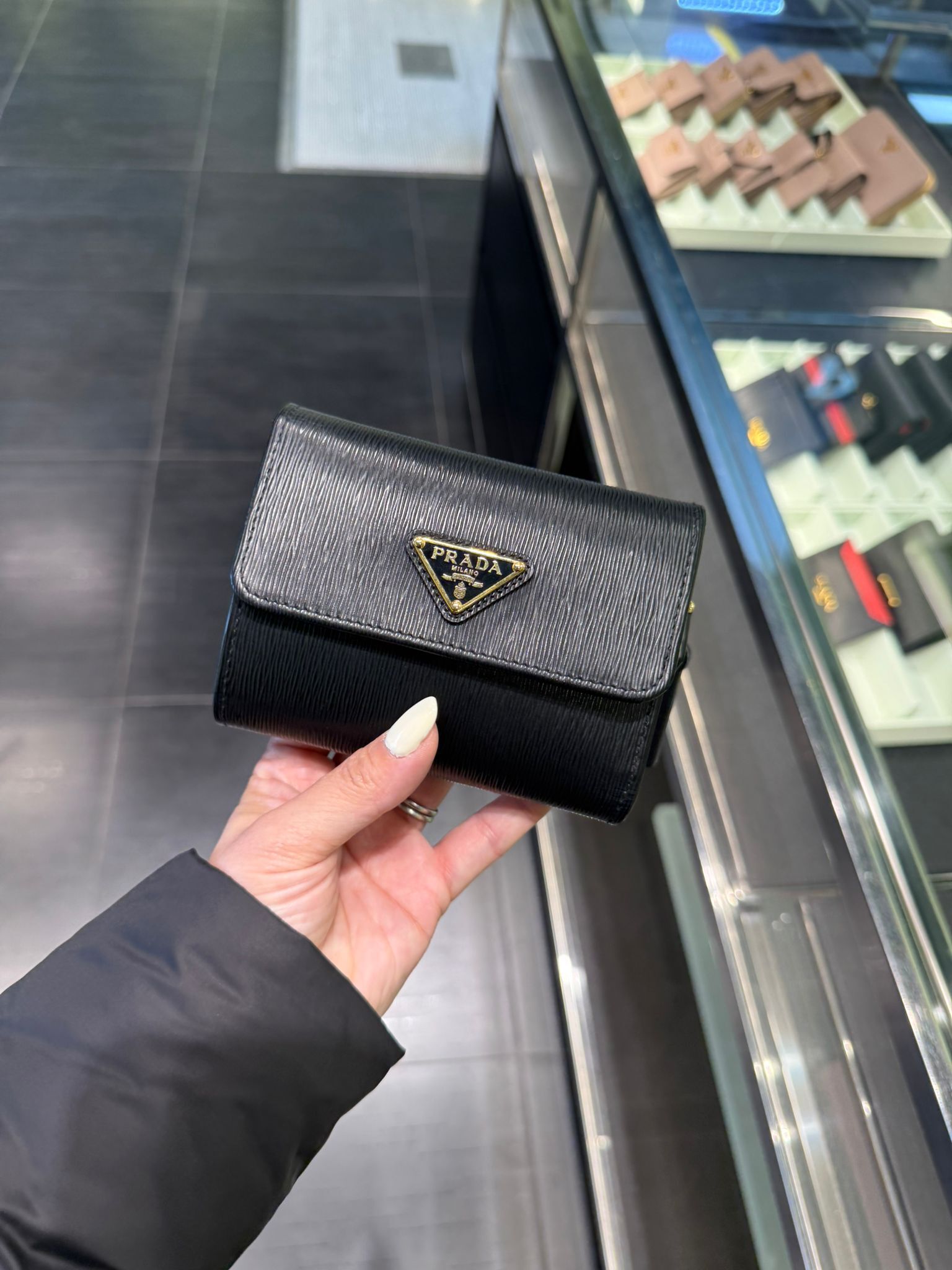 LYS01734 Prada 金色logo 樹紋皮三摺銀包