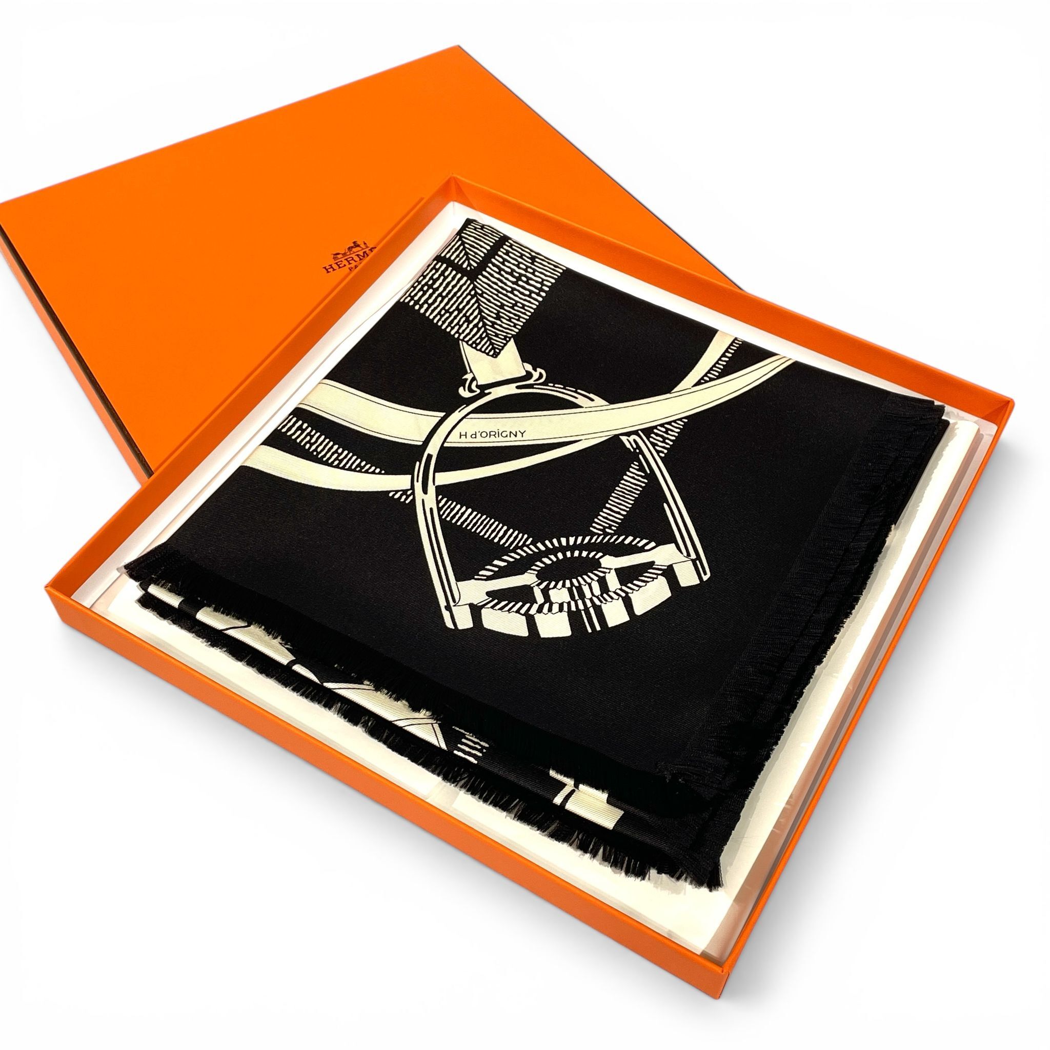 全新HERMES Scarf, 80x80cm, Grand Manege fringed scarf 80,  H271752T 17, 黑白色印花真絲,愛馬仕圍巾/絲巾/披肩 #BRAND NEW #香榭站正品