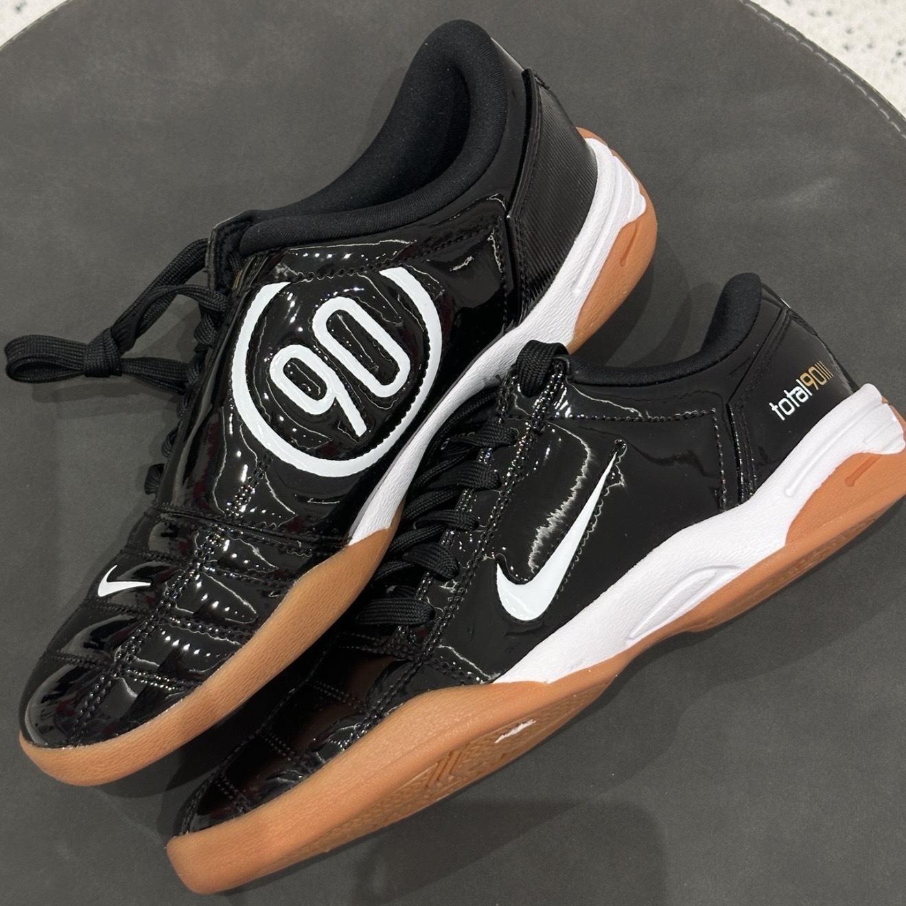NIKE WMNS TOTAL 90 黑 焦糖底 漆皮 足球風 女鞋 IB5666-001