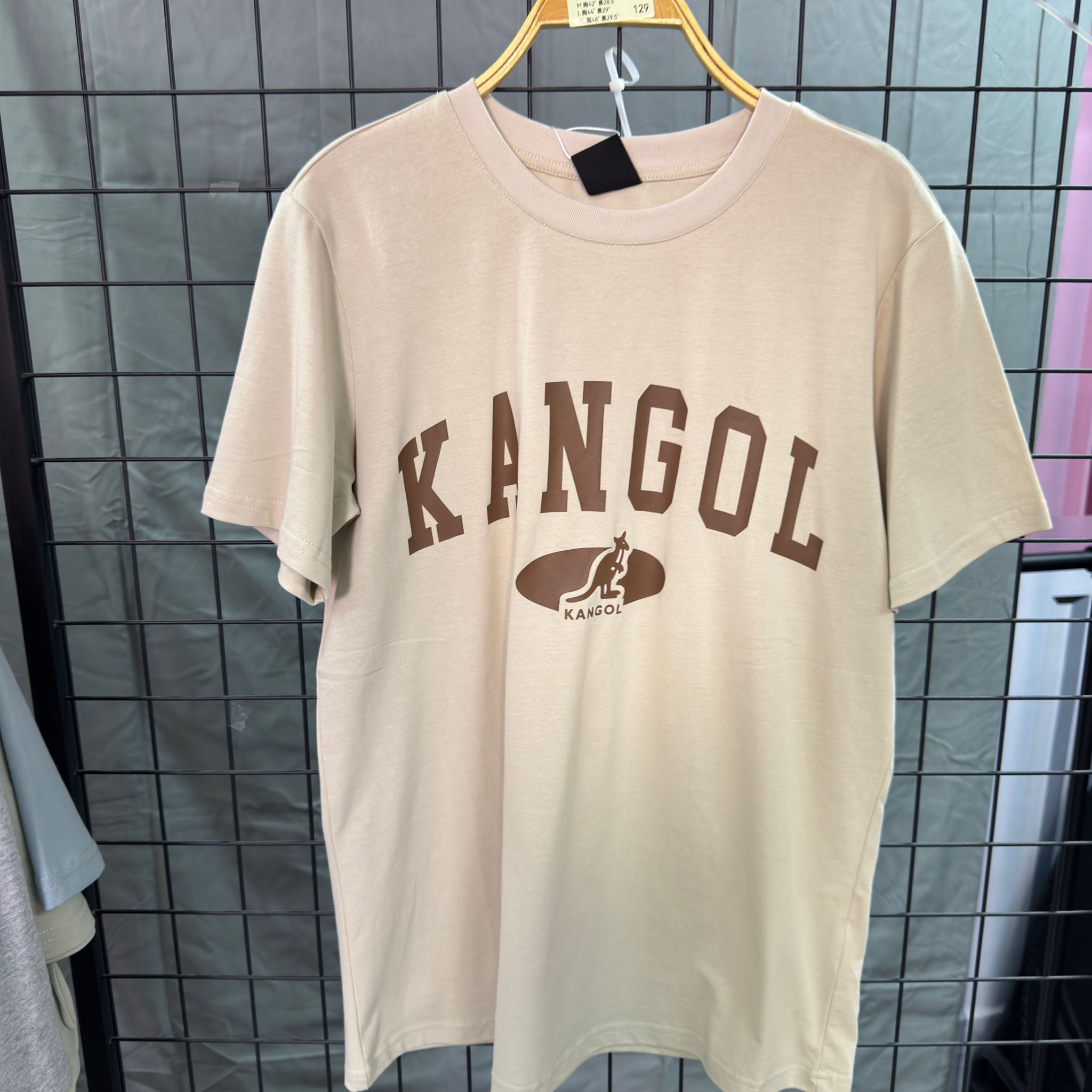 HKCG0511-016 Kangol ARC 粗字logo中間袋鼠標Tee(65256001) 淺卡其 (A16S-L)