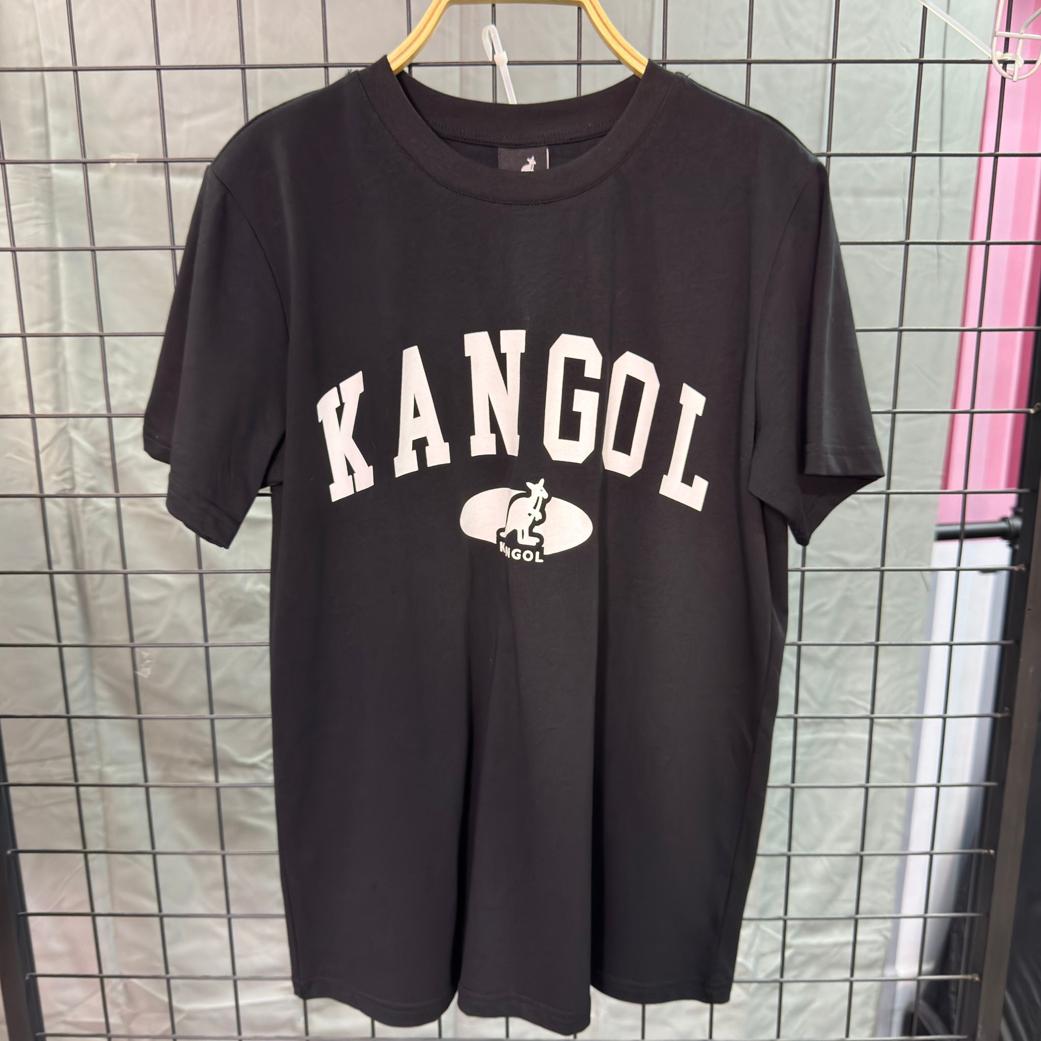 HKCG0511-020 Kangol ARC 粗字logo中間袋鼠標Tee(65256001) 黑 (A20S-L)
